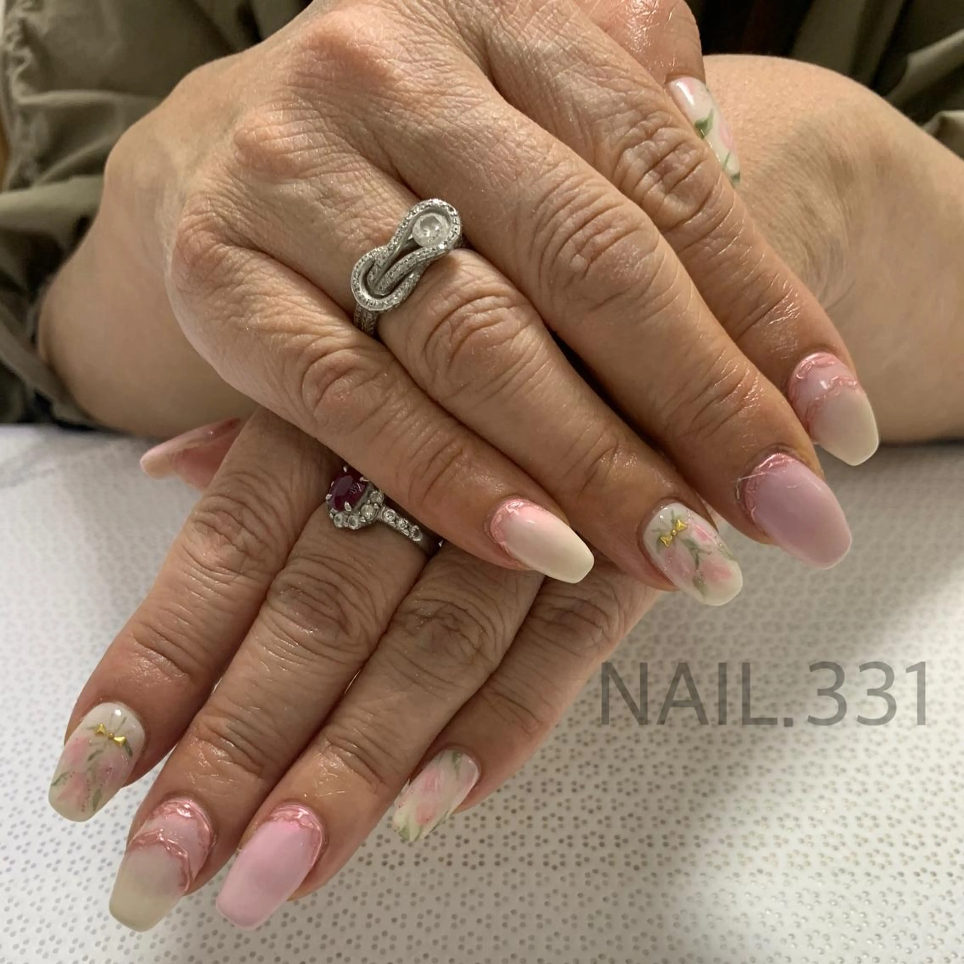 ネイル オーロラネイル フラッシュネイル フラワーネイル 氷ネイル・うるうるネイル ラメ(グリッター) Nail 331のネイルデザイン