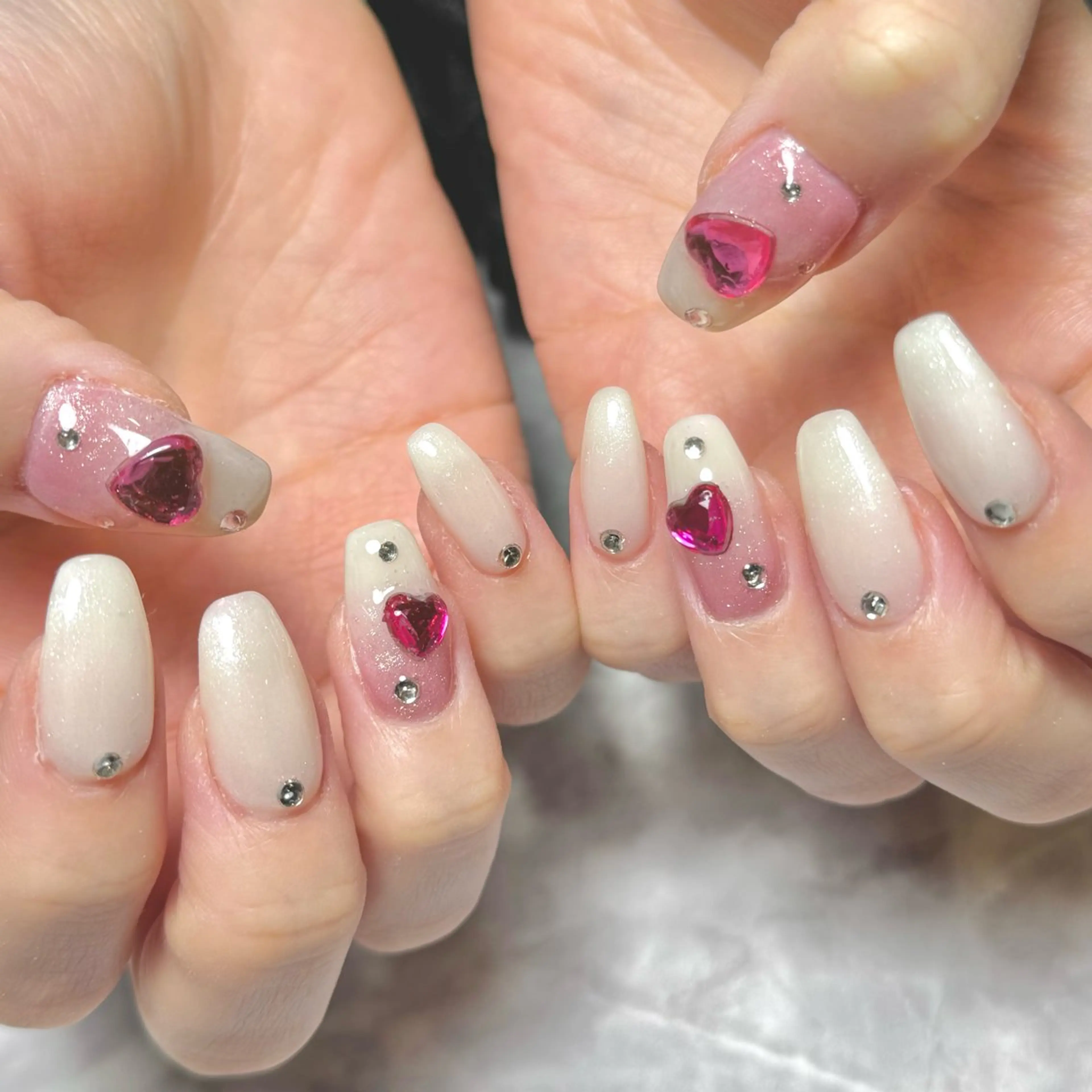 ネイル ガーリー グラデーション ハート キラキラネイル 冬ネイル ハンドネイル lillion karenのネイルデザイン