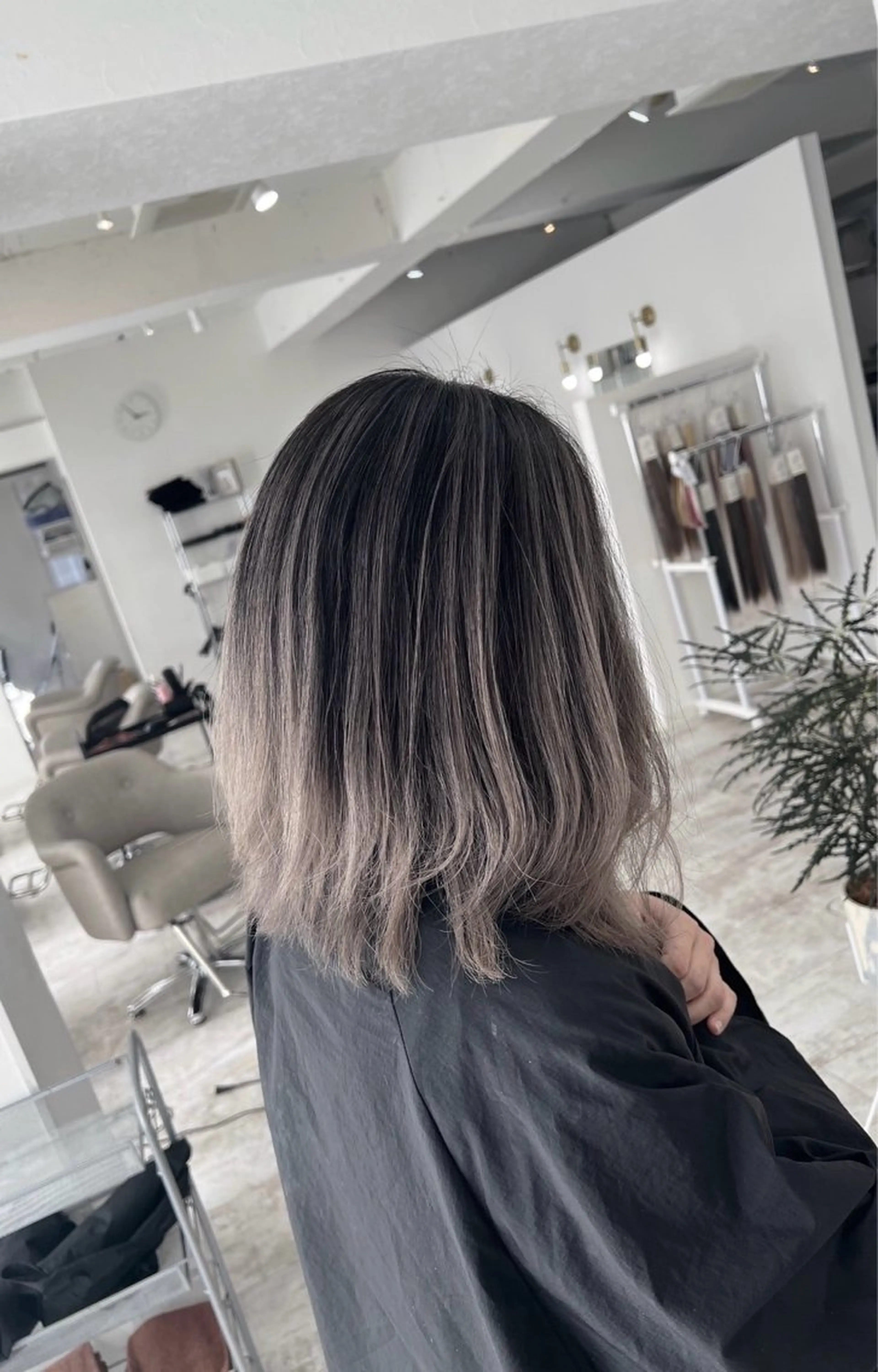 ミディアム カラー バレイヤージュ シルバー ホワイトシルバー レイヤーカット カット ヘアカラー トリートメント 指名数No.1 /NAOYAのヘアスタイル