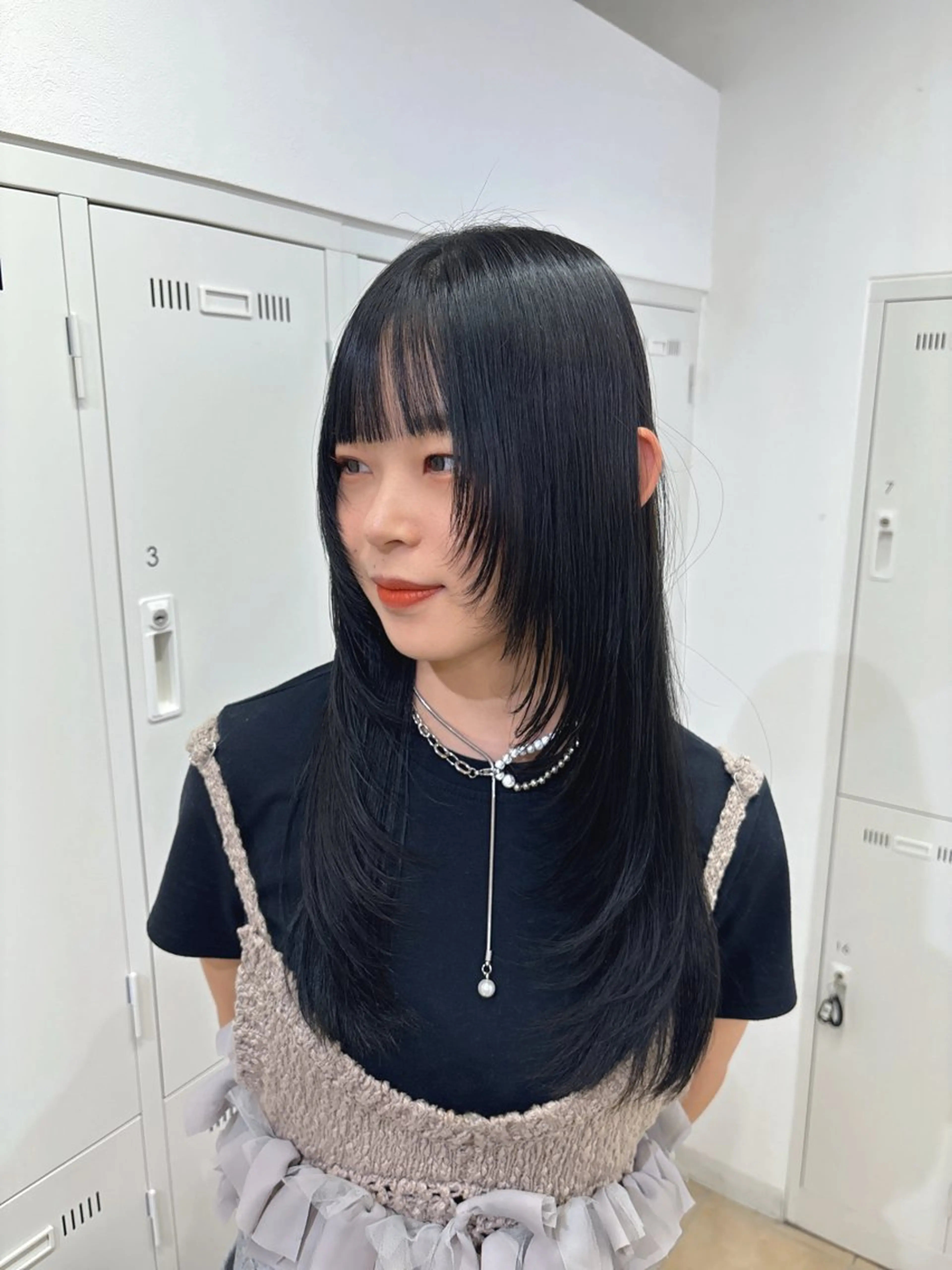ロング カラー 黒髪 ブルーカラー ブルーブラック 透明感カラー レイヤーカット カット ヘアカラー トリートメント 長妻莉央/縮毛矯正 髪質改善カラーのヘアスタイル