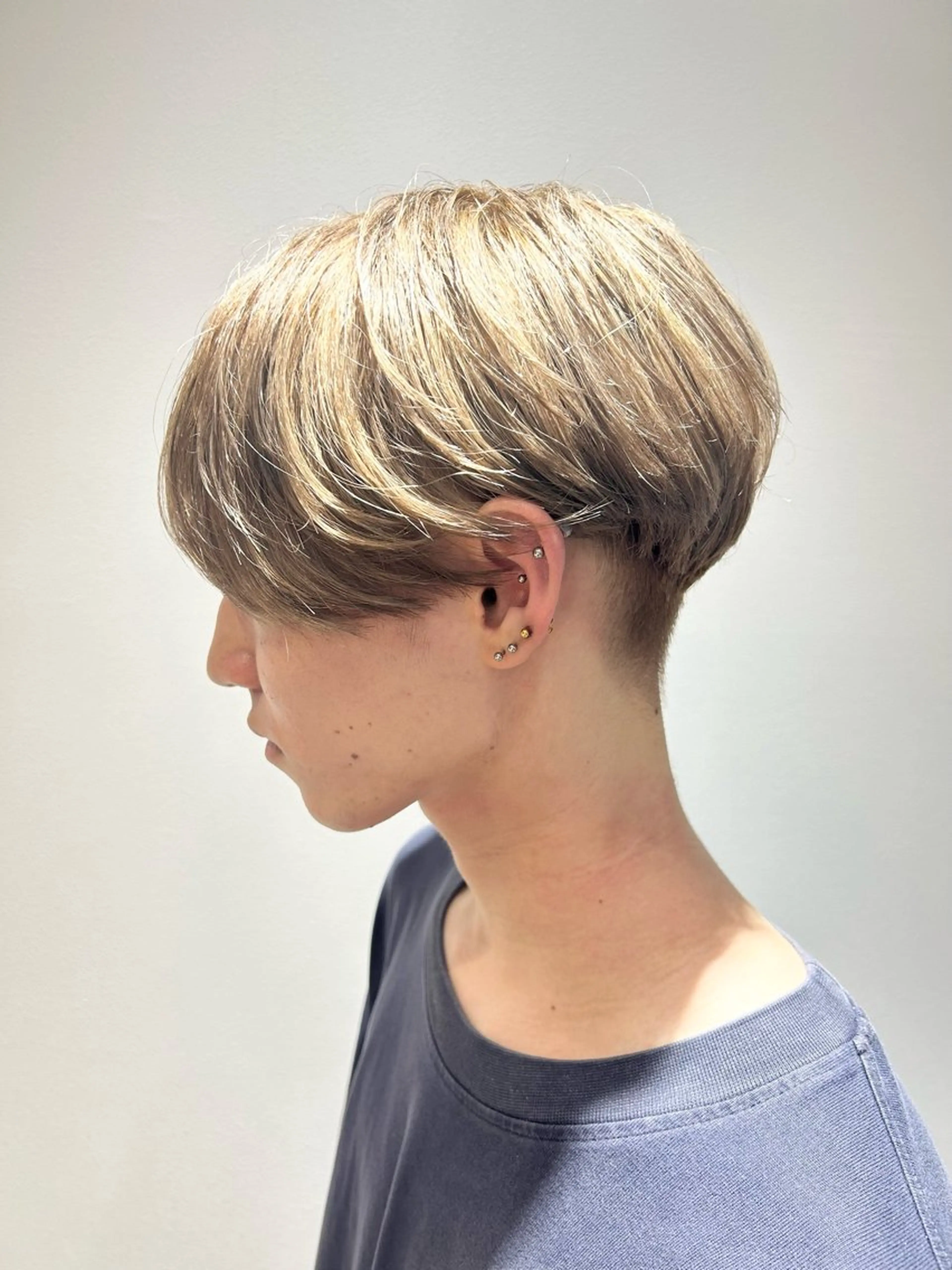 ショート カラー メンズ メンズブリーチ マッシュ ベージュカラー ブリーチ ケアブリーチ 松岡 恭弘のヘアスタイル