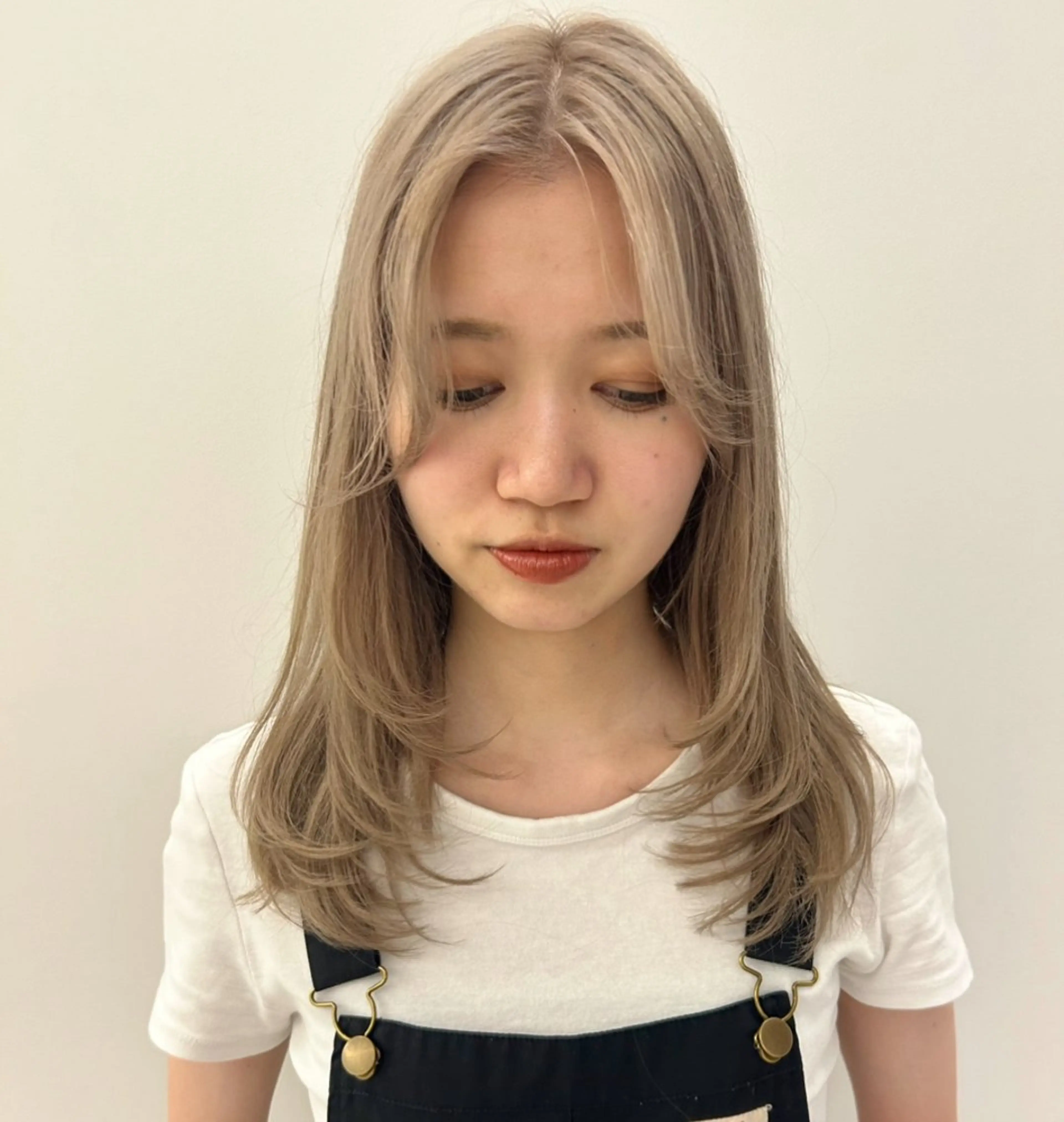 ミディアム カラー ベージュカラー ブリーチ ハイトーンカラー ハイトーンベージュ レイヤーカット ハイトーン/ブリーチ 似合せカット/パーマのヘアスタイル