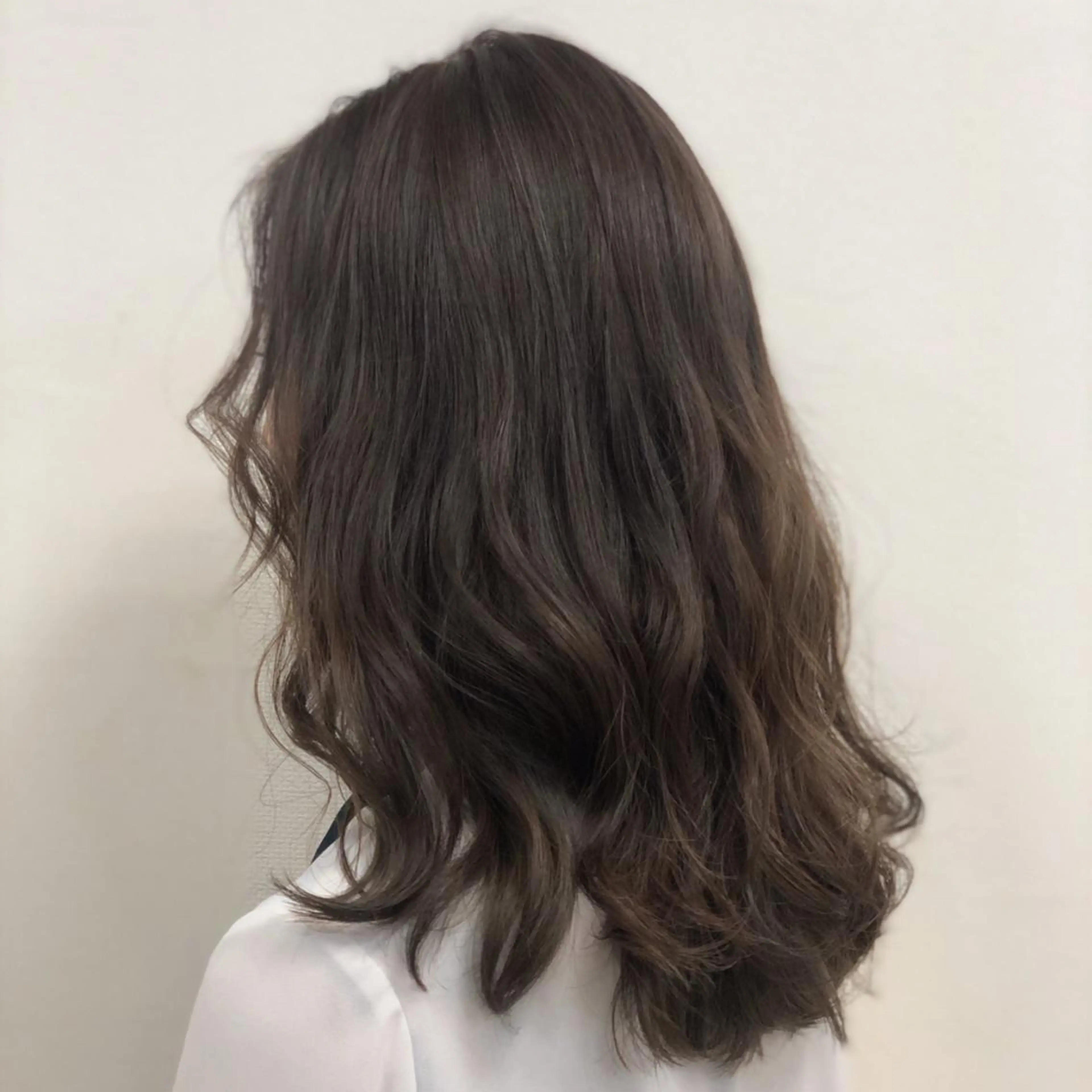 カラー デザインカラー グレージュ ハイライトカラー イルミナカラー 似合わせ/透明感カラ ー/QUATRO谷口のヘアスタイル