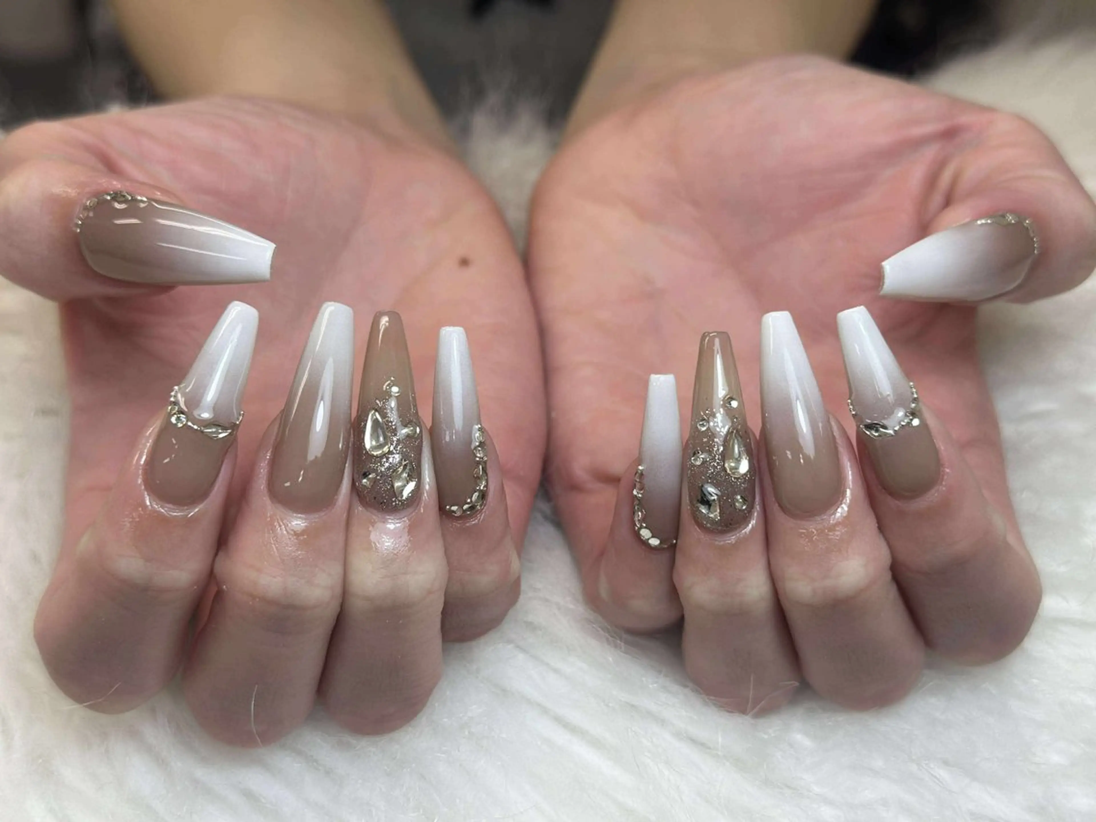 ネイル チークネイル ハート ホログラムネイル ミラーネイル ニュアンスネイル ハンドネイル Nie Nail Shinokuboのネイルデザイン