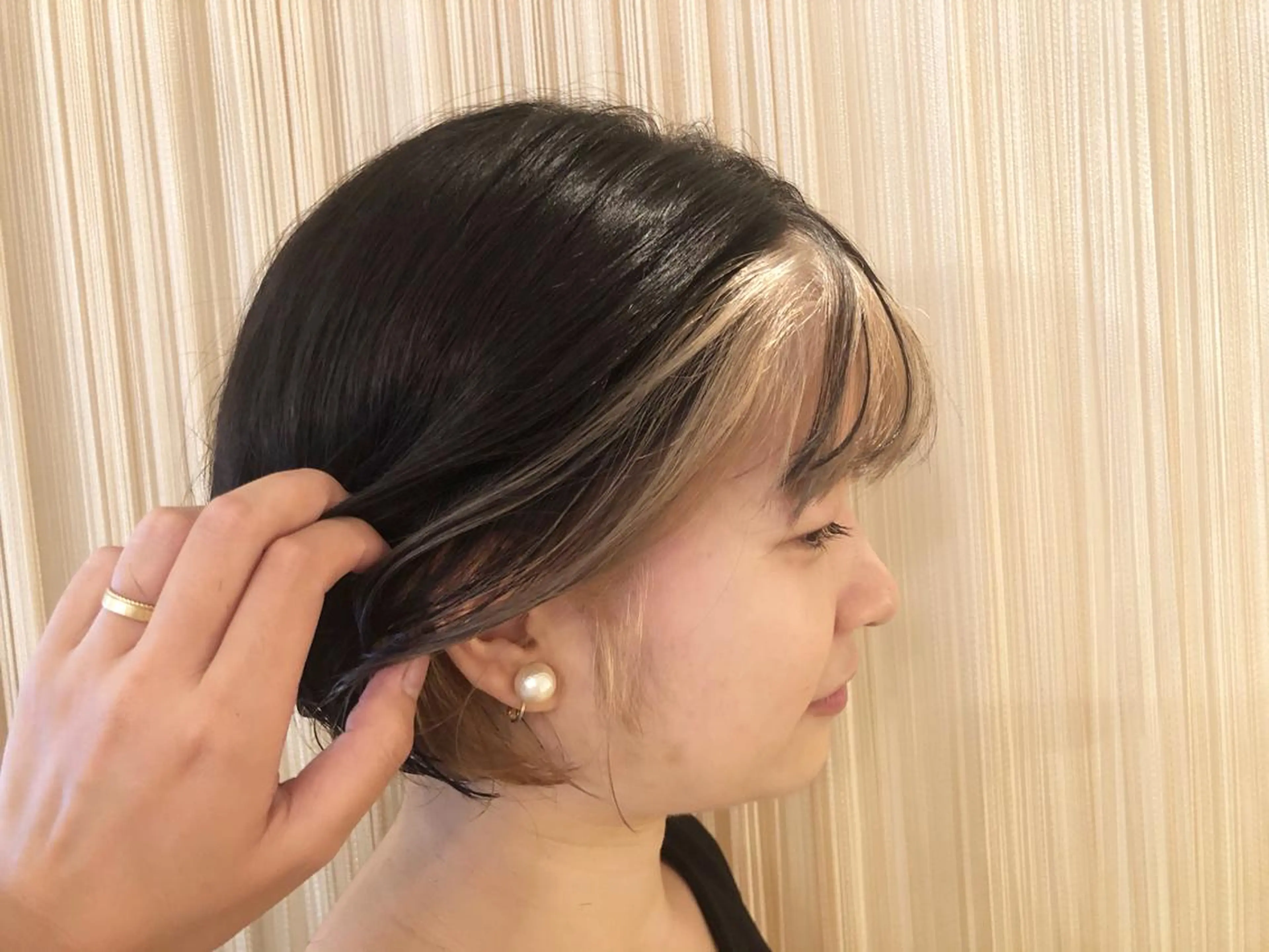 ショート カラー マツエク・マツパ ショートボブ アッシュ ブリーチ インナーカラー ボブ 高澤 まなみのヘアスタイル