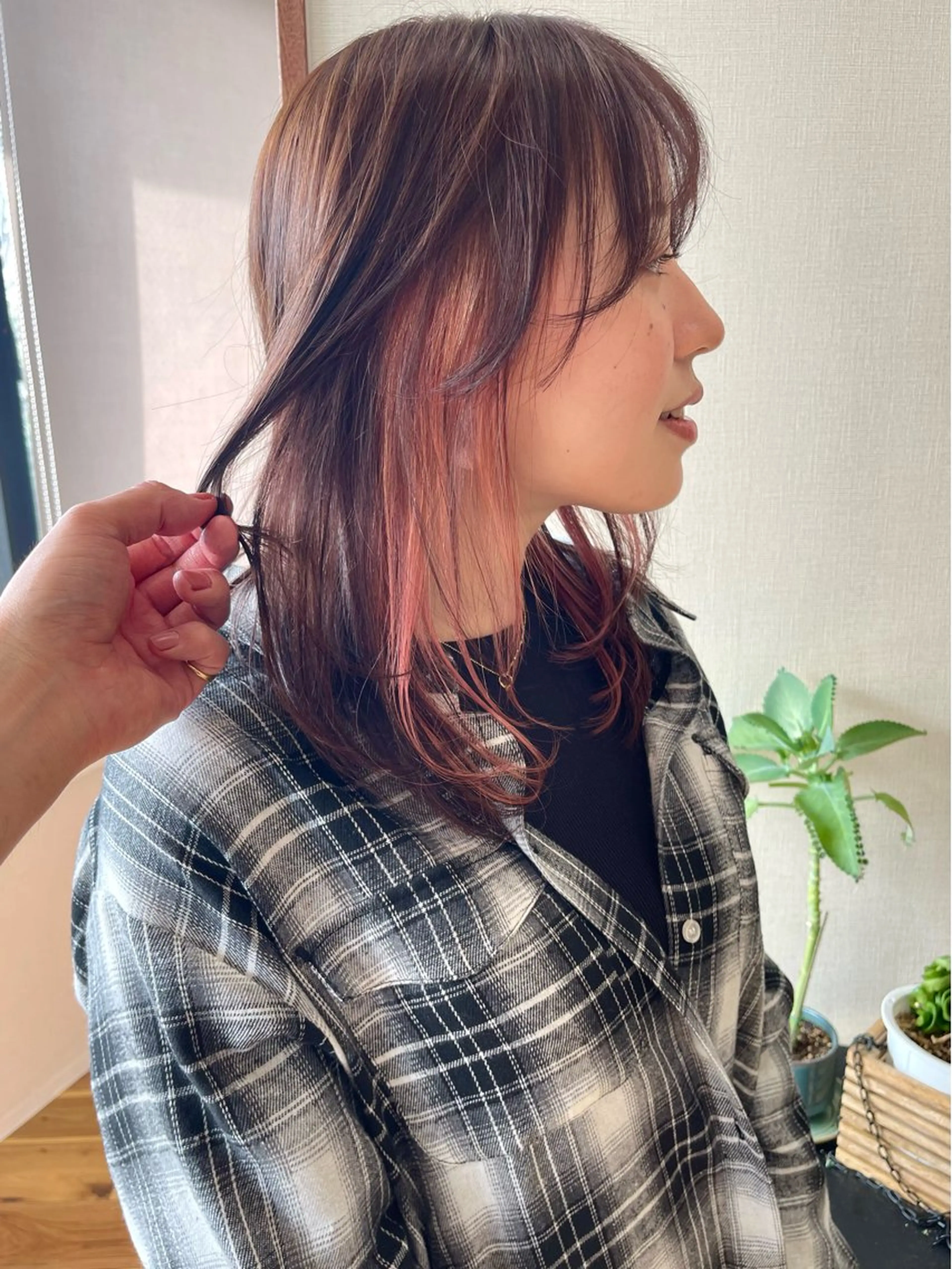 ミディアム カラー ベージュカラー イヤリングカラー ピンクカラー ピンクベージュ カット ヘアカラー トリートメント 田室 和幸のヘアスタイル