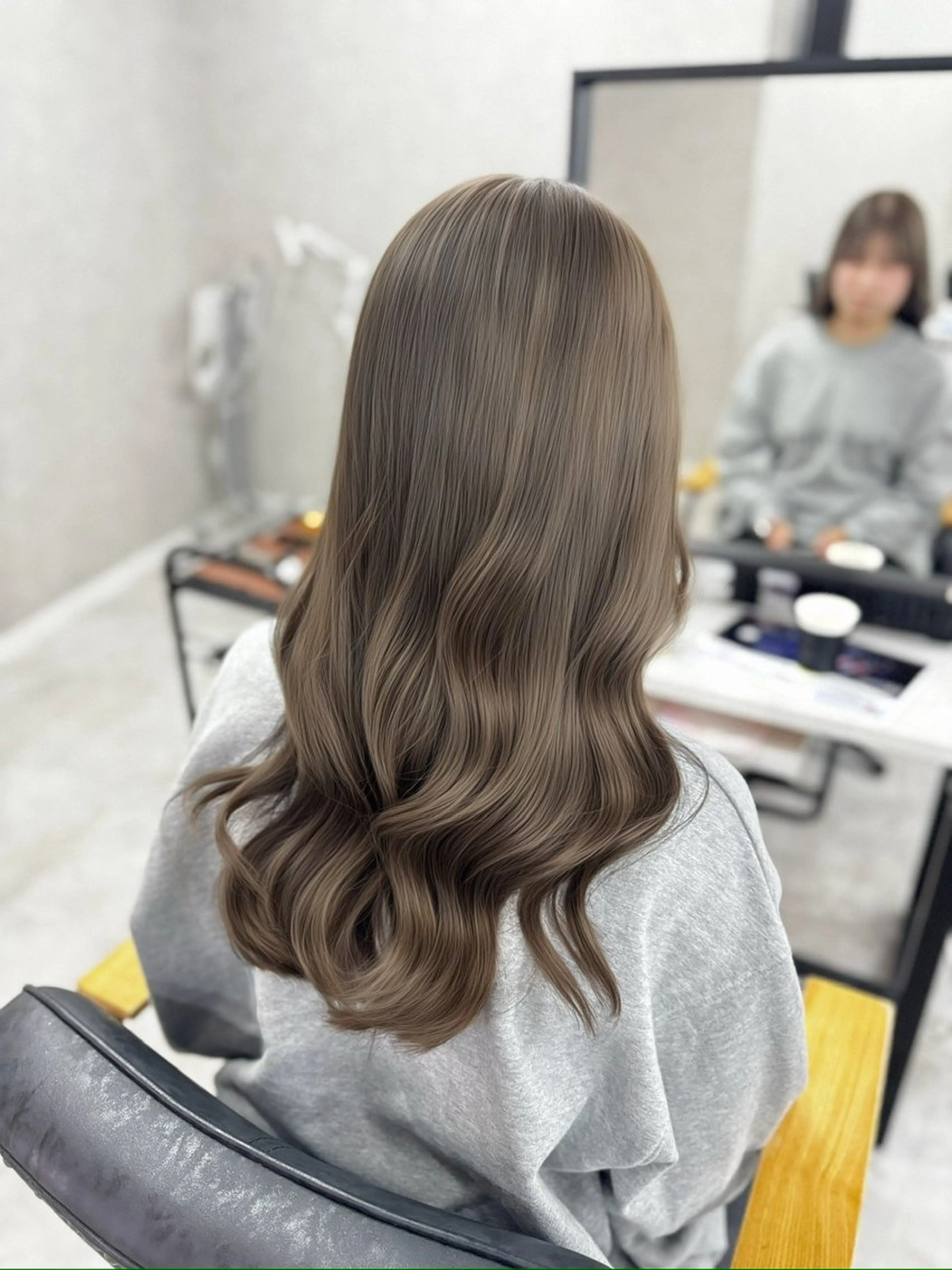 ロング カラー アッシュ アッシュブラウン ベージュカラー 黒髪 ブリーチ ヘアカラー トリートメント 赤み無し柔らかカラー 【梅田】madokaのヘアスタイル