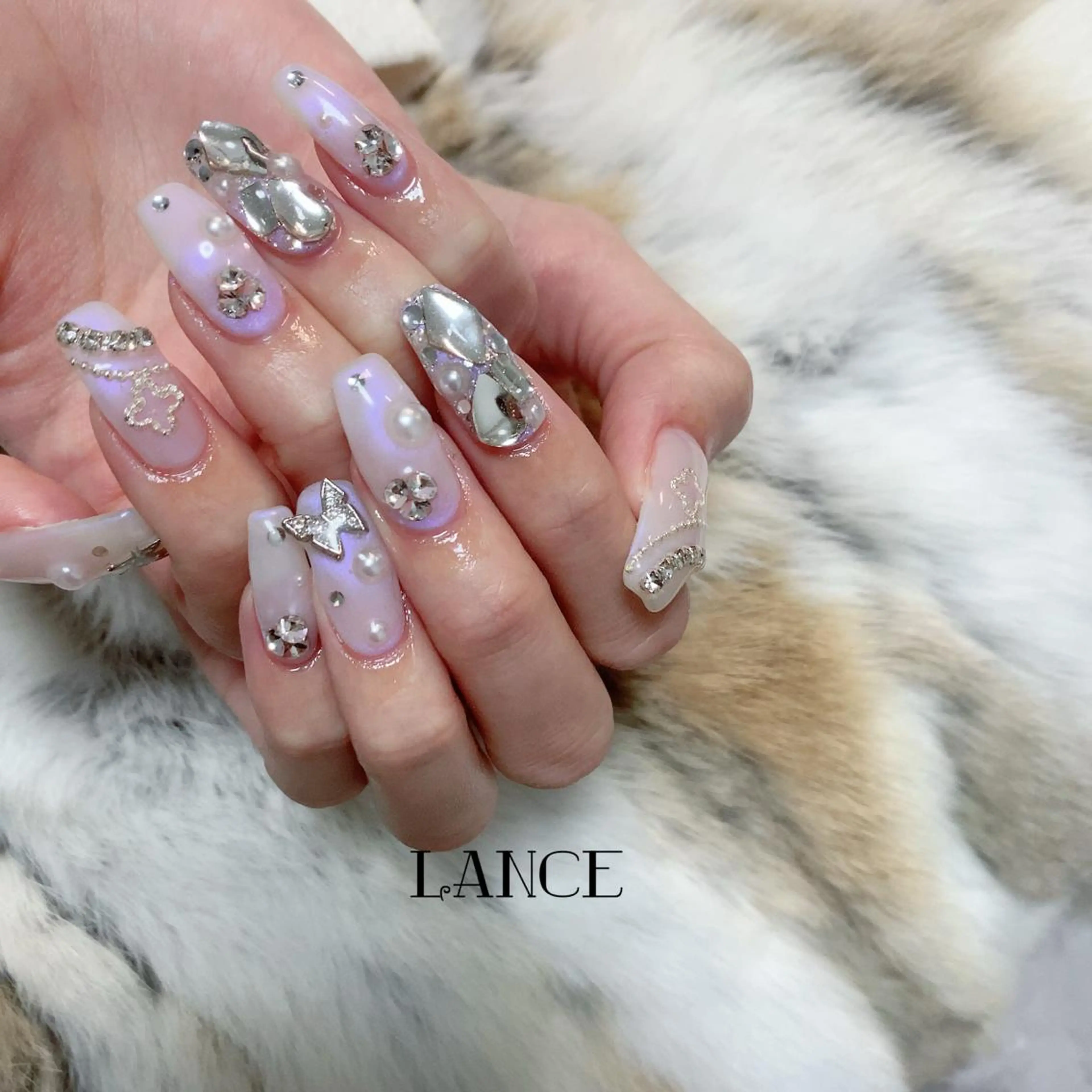 ミディアム ネイル オーロラネイル フレンチネイル キラキラネイル ワンホンネイル 冬ネイル Lance nailのネイルデザイン