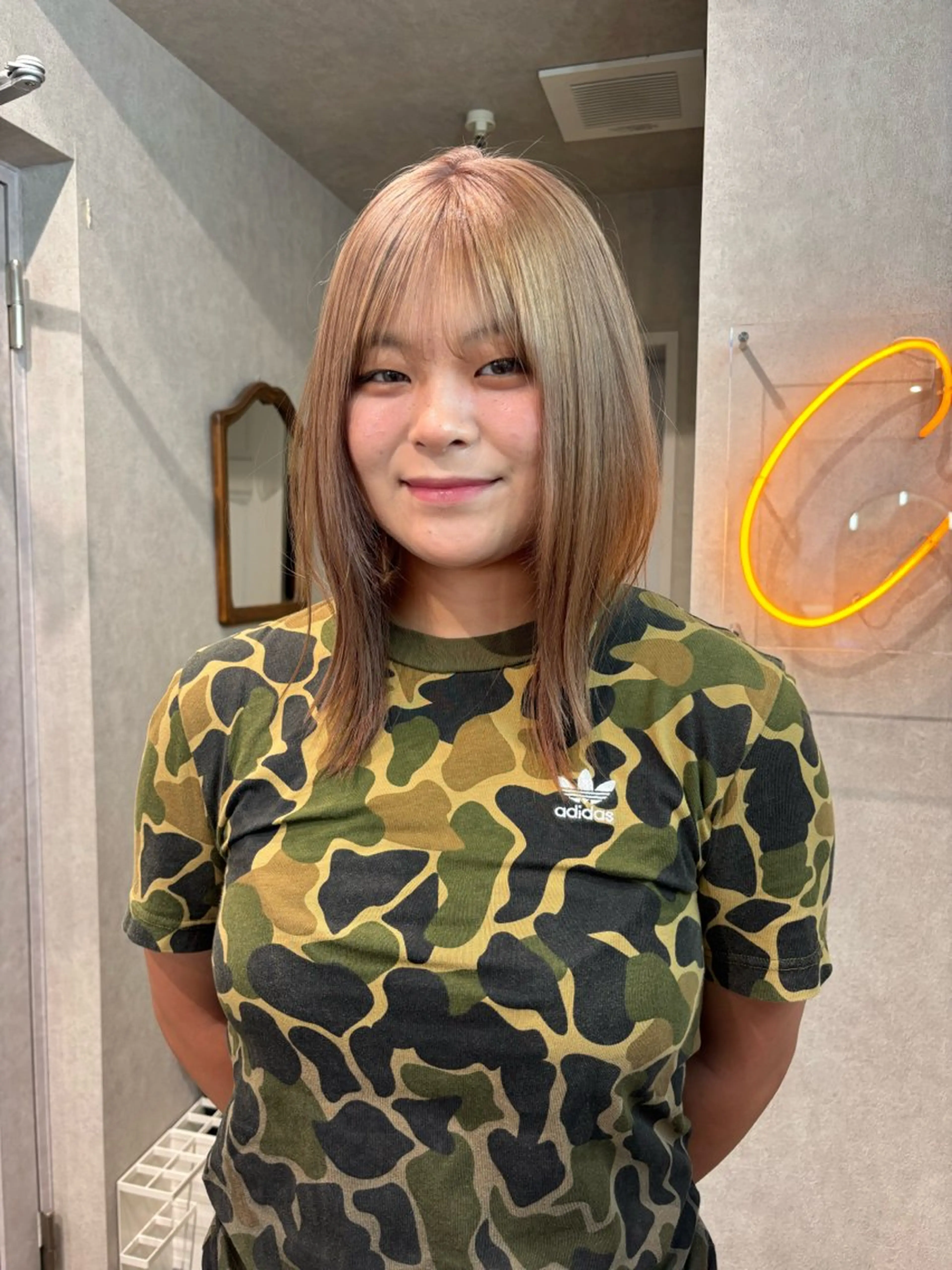 セミロング カラー ヘアアレンジ 切りっぱなしボブ ブリーチ ダブルカラー イヤリングカラー ハイライトカラー iona/ハイトーン /ネイルのネイルデザイン