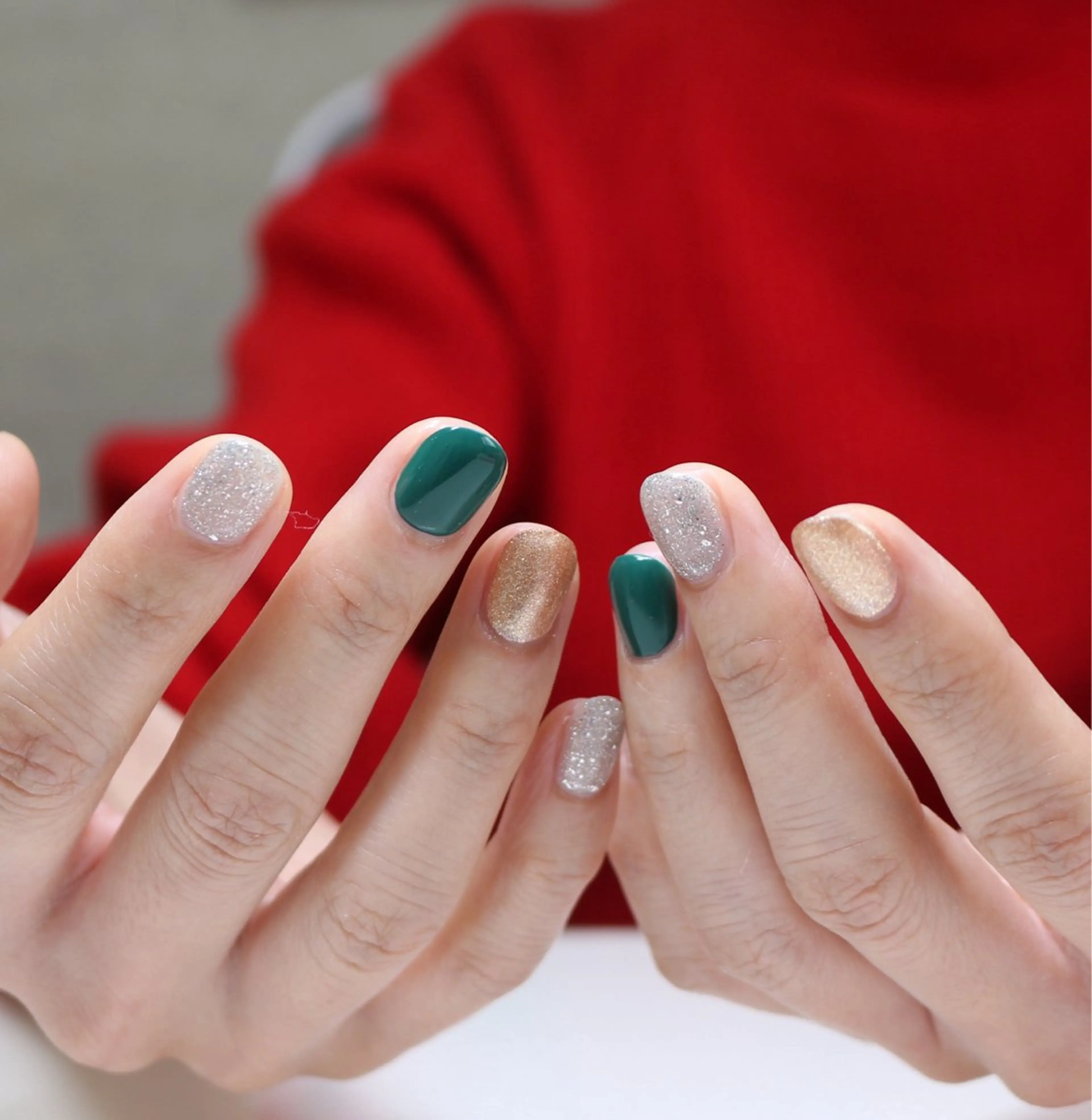 ネイル ゴールド グリーン キラキラネイル ワンカラーネイル シルバー ハンドネイル Baku Nailsのネイルデザイン