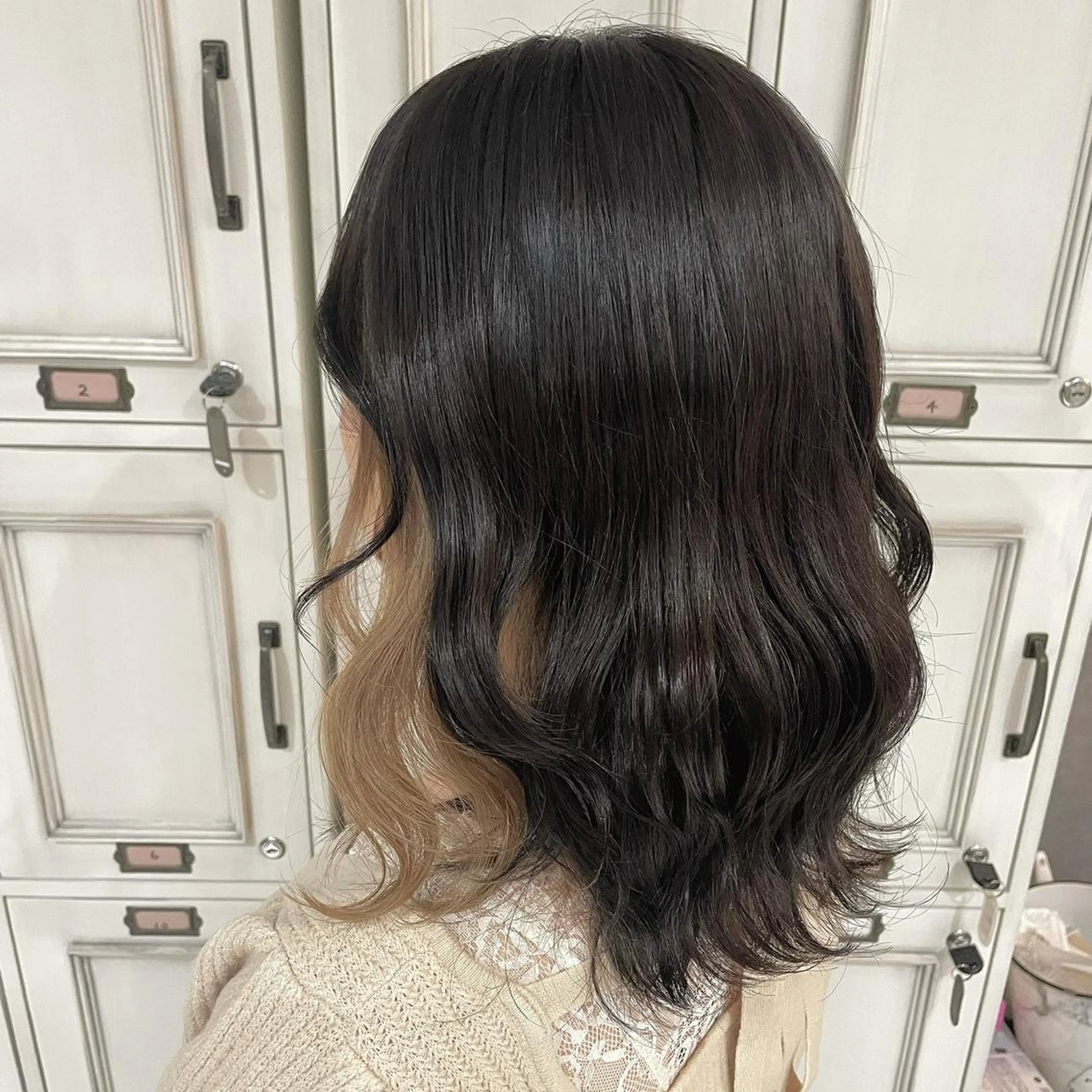 ミディアム カラー ベージュカラー イヤリングカラー ミルクティーベージュ ヘアカラー トリートメント Hair Labo ASH  あみん♡のヘアスタイル