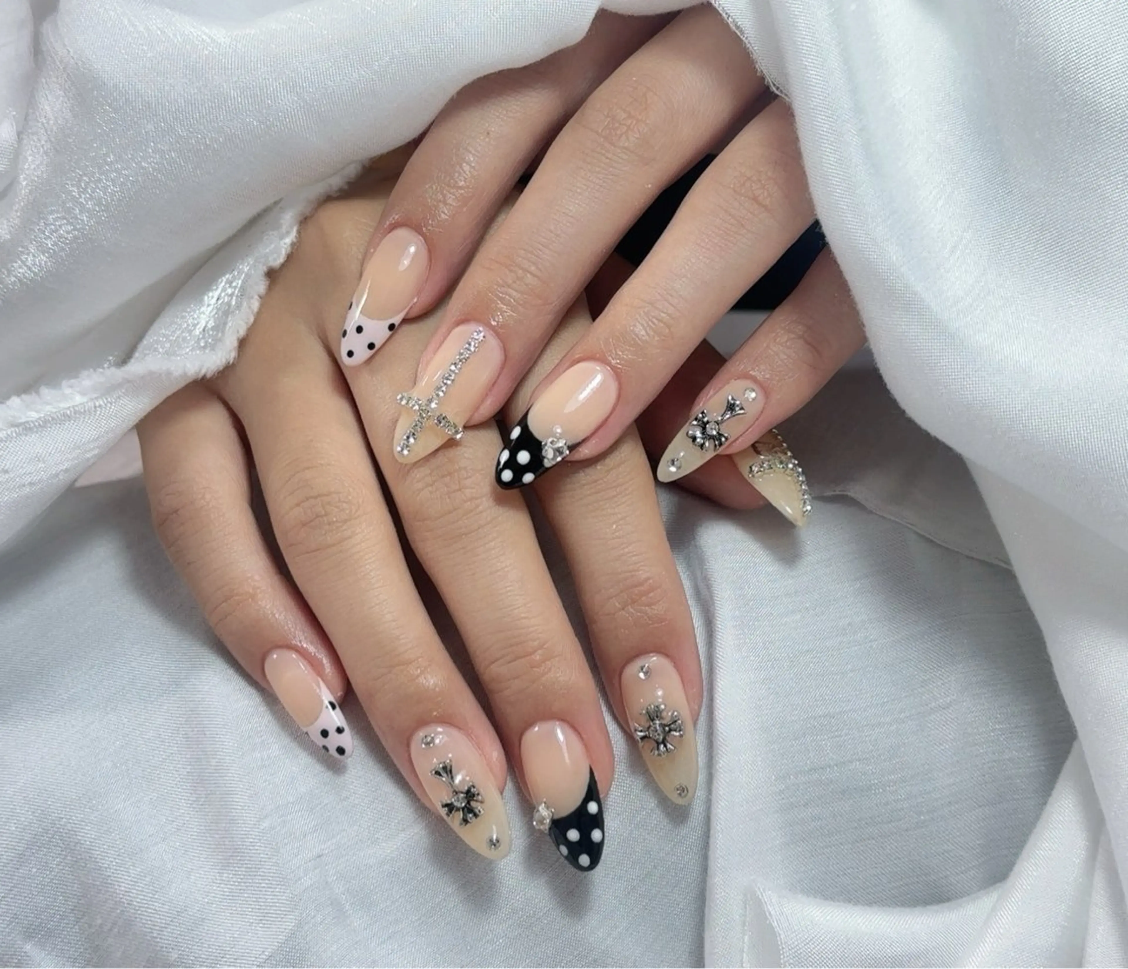 ネイル ブルー チークネイル フレンチネイル ハート ホログラムネイル ハンドネイル インフィニティ ネイルサロンのネイルデザイン