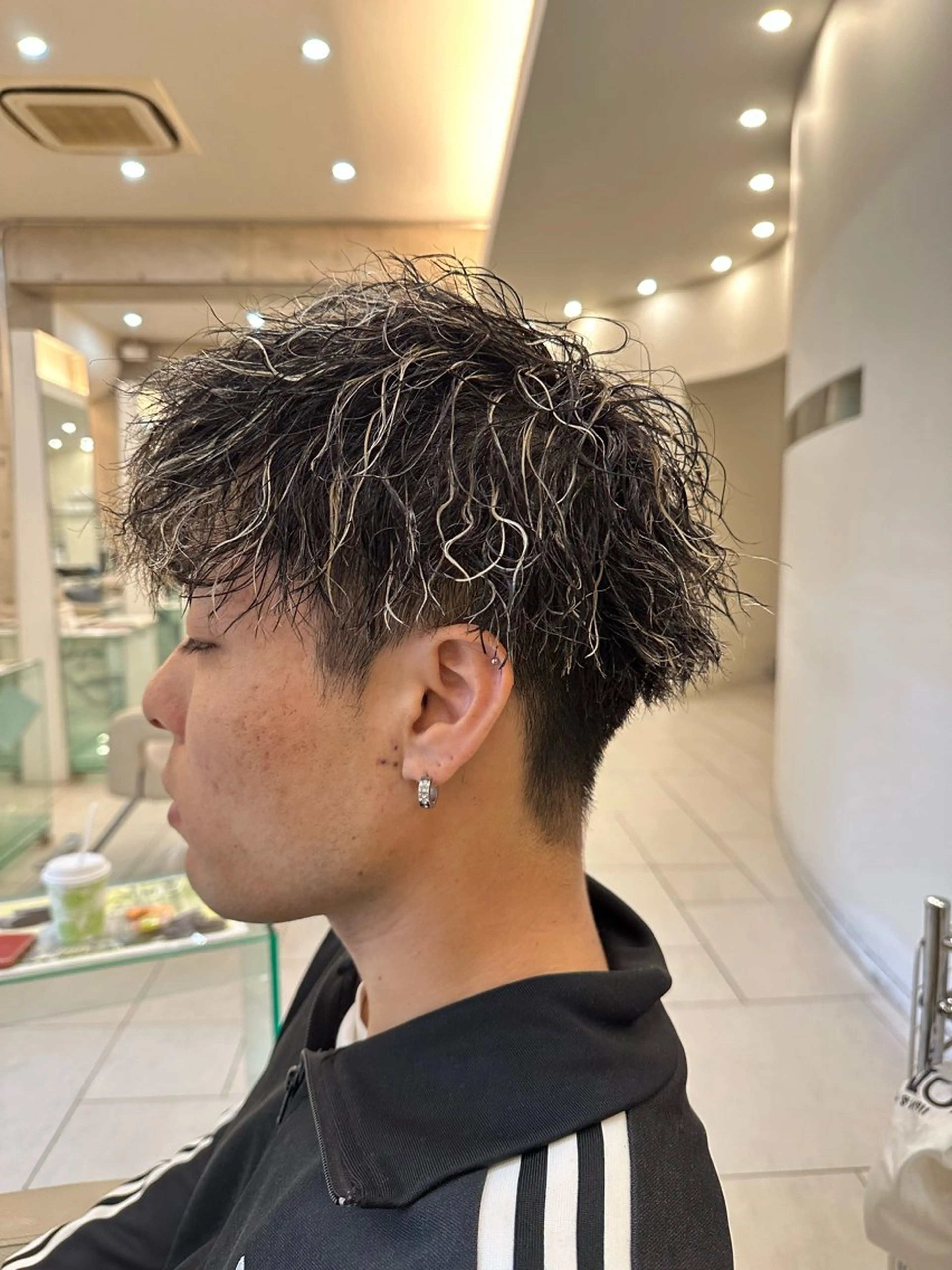🥇人気No.2🥇似合わせカット×メンズパーマ×ホワイトメッシュの写真