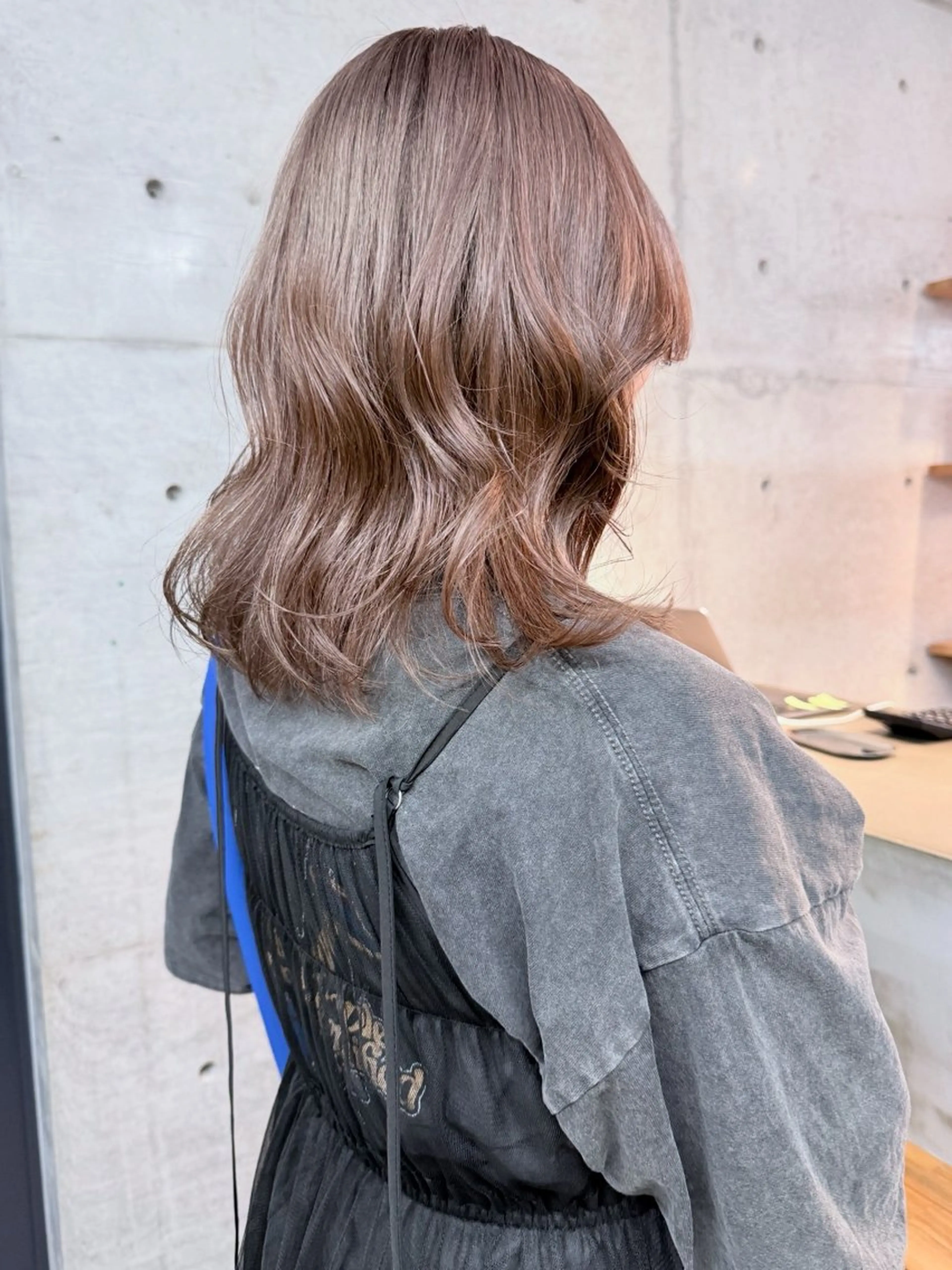 ミディアム カット ヘアカラー 葉 /レイヤーカットのヘアスタイル