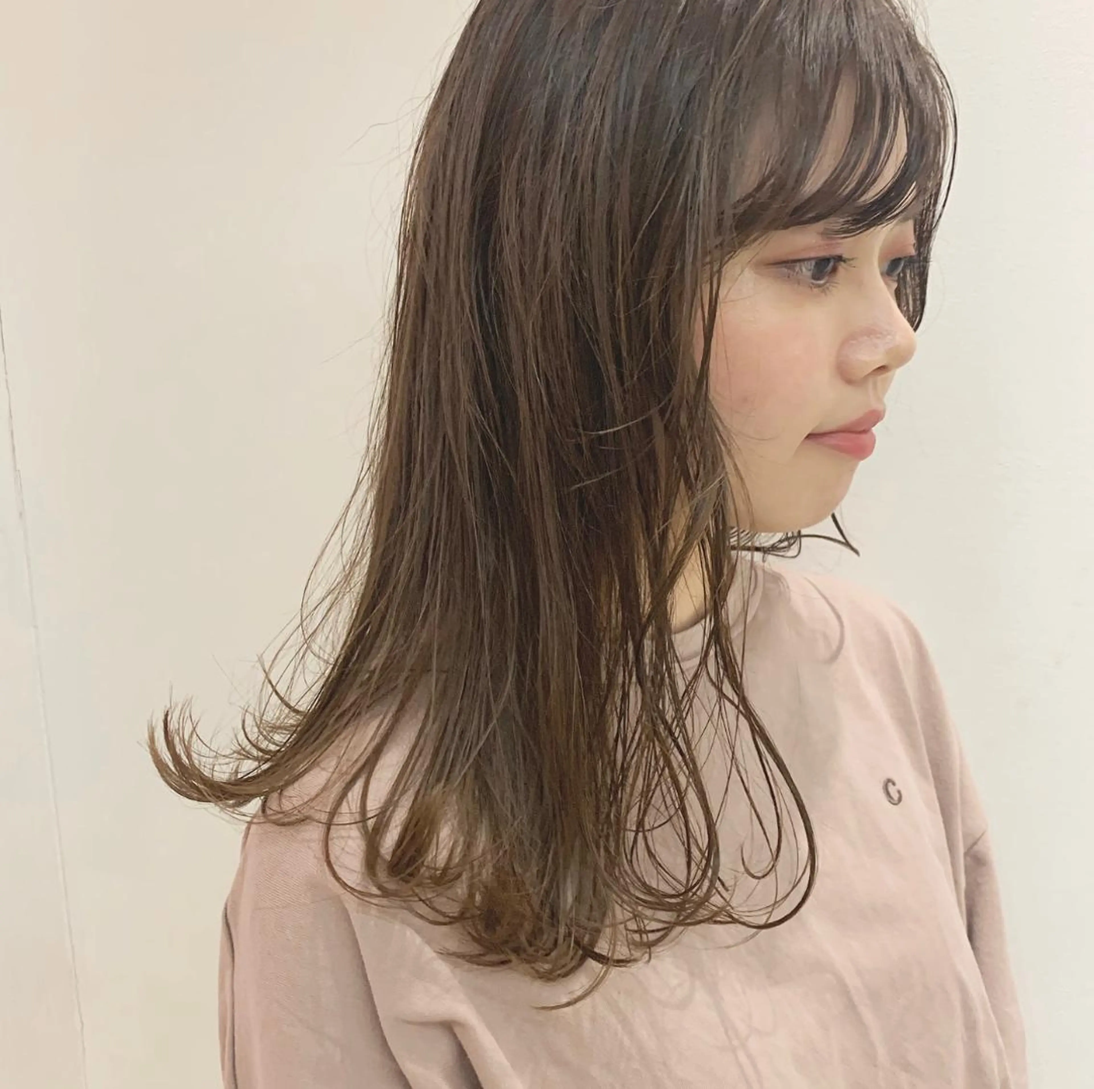 セミロング カラー ベージュカラー iLi 《イリ》のヘアスタイル