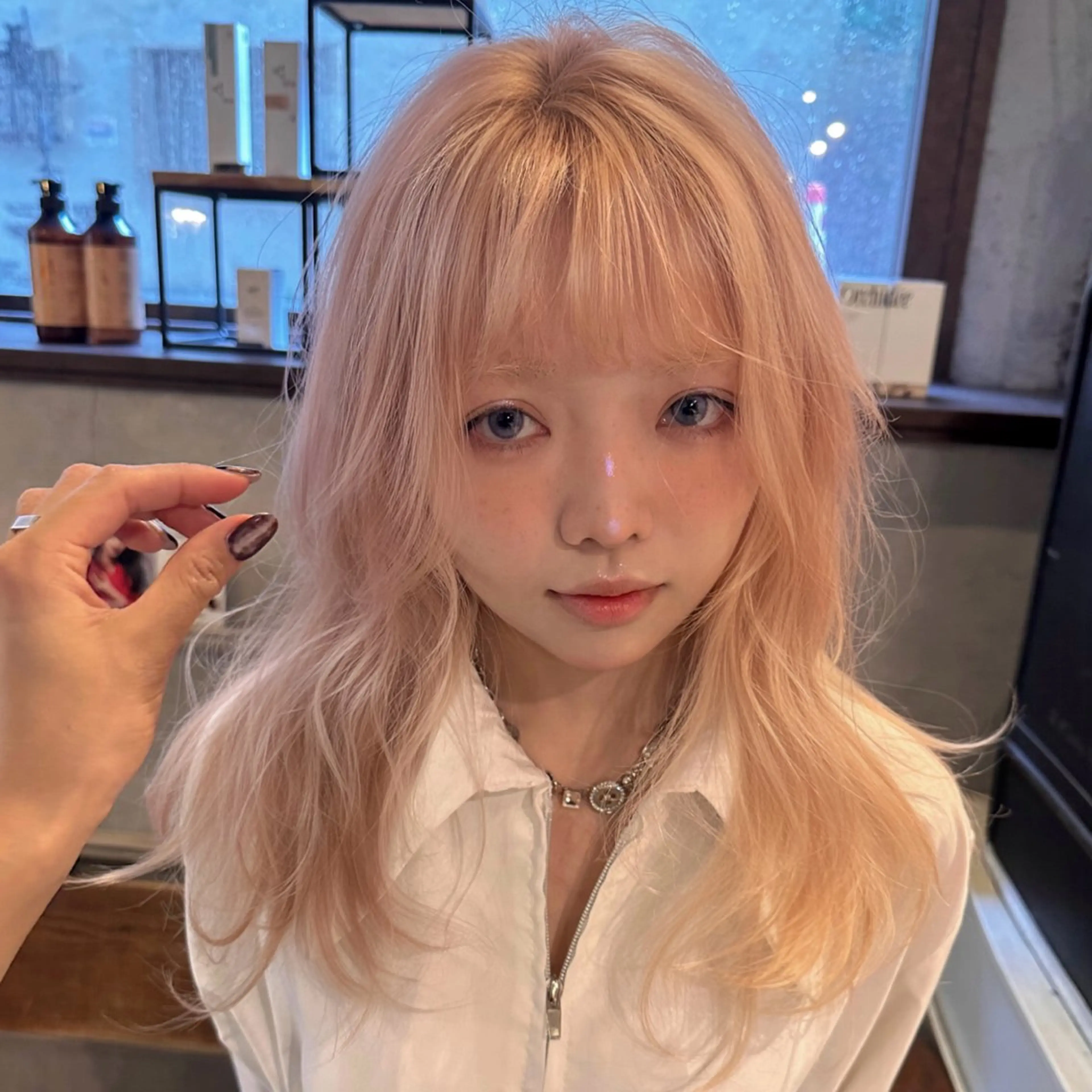 セミロング カラー ブリーチ ヘアカラー おしゃれハイトーン 💗AKARIのヘアスタイル
