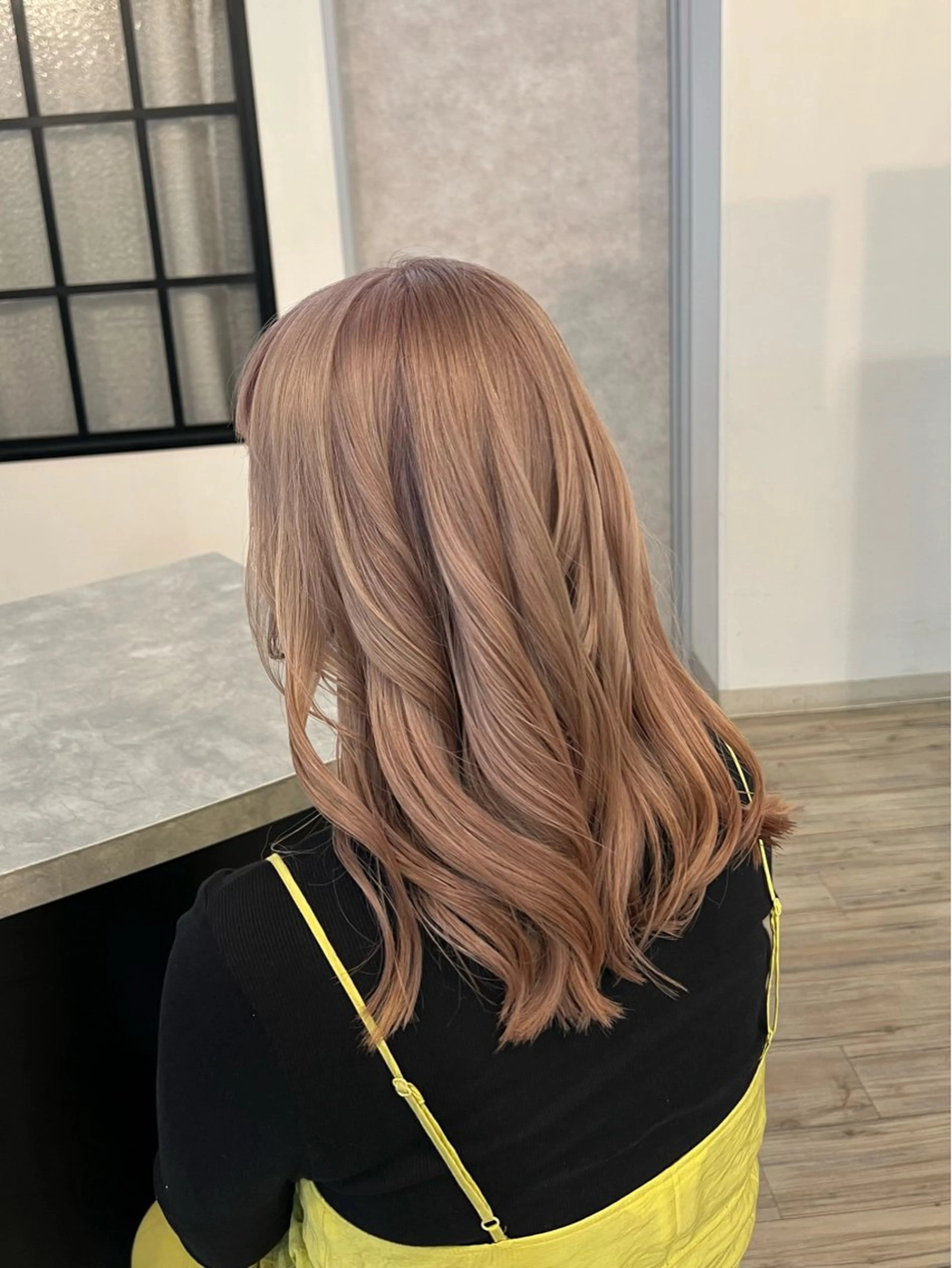 ミディアム カラー ベージュカラー ブリーチ ミルクティーベージュ カット ヘアカラー トリートメント いぐちしょうた🫧 VISAGEbaskのヘアスタイル