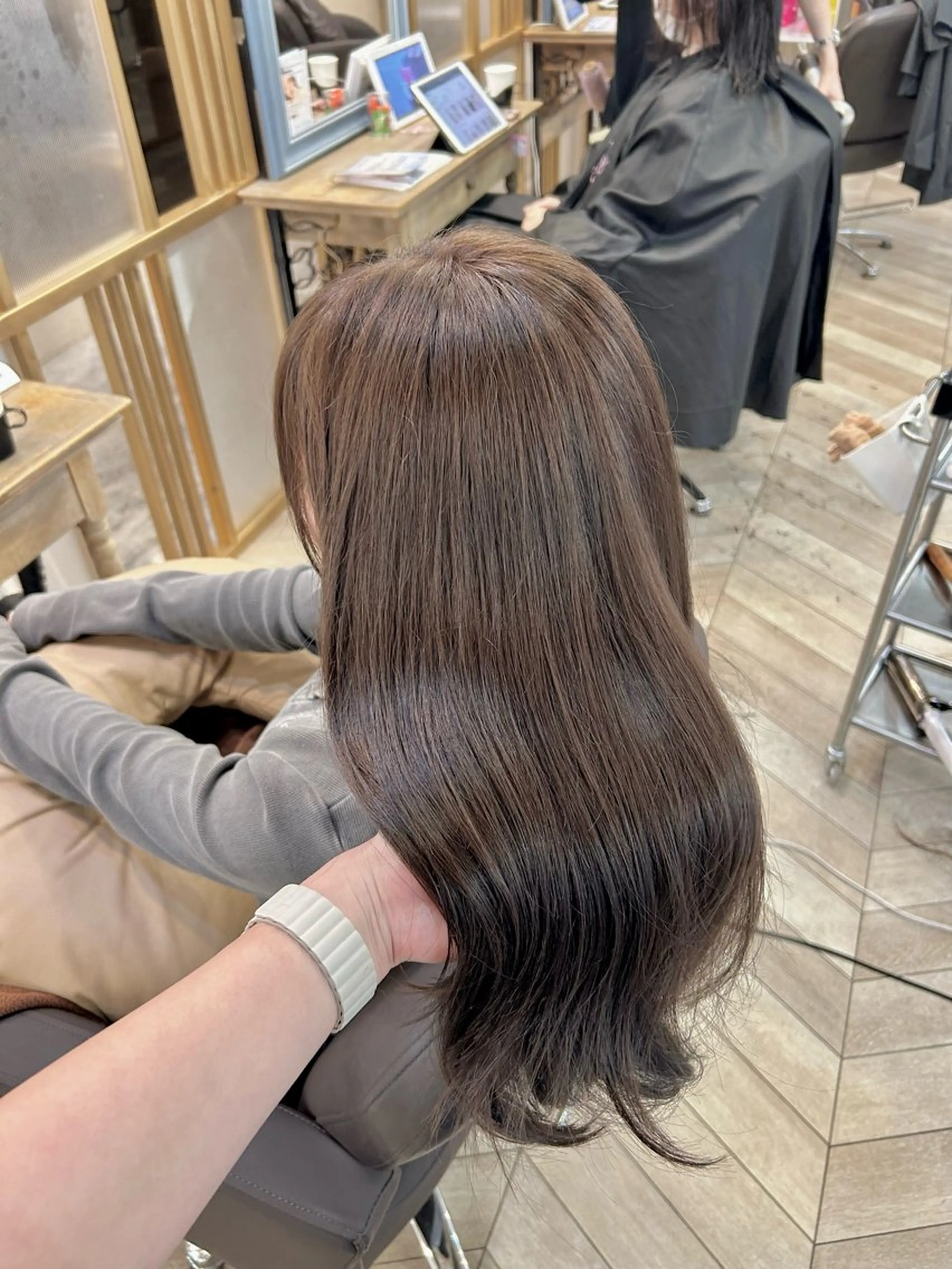 セミロング カラー カット ヘアカラー トリートメント SALOWIN二子玉川South店所属・AYANO ／レイヤー／オリーブのヘアスタイル