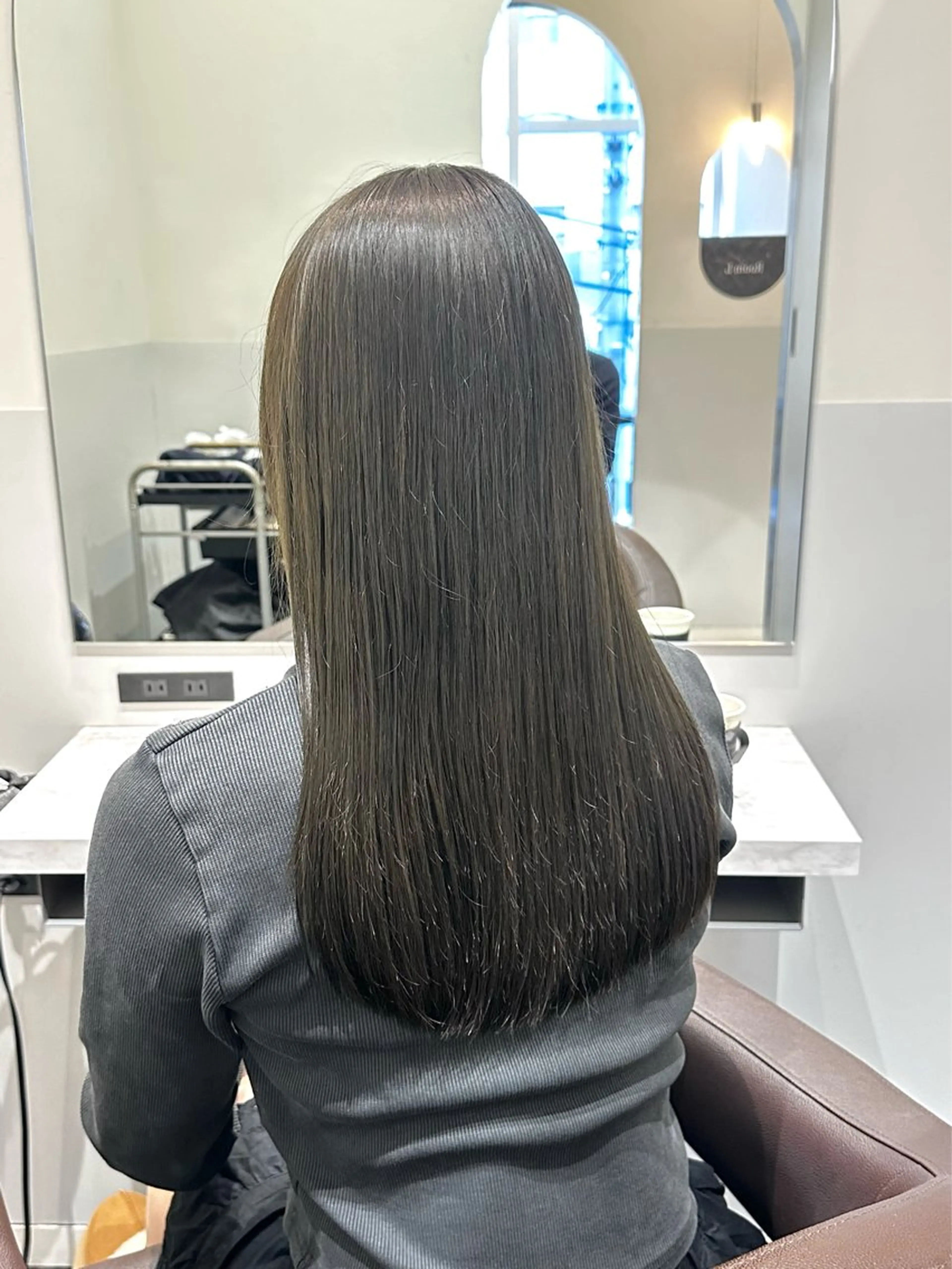 セミロング カラー ブリーチ グレージュ ブリーチなしカラー オリーブグレージュ オリーブグレー ヘアカラー トリートメント 矢野 晃平のヘアスタイル