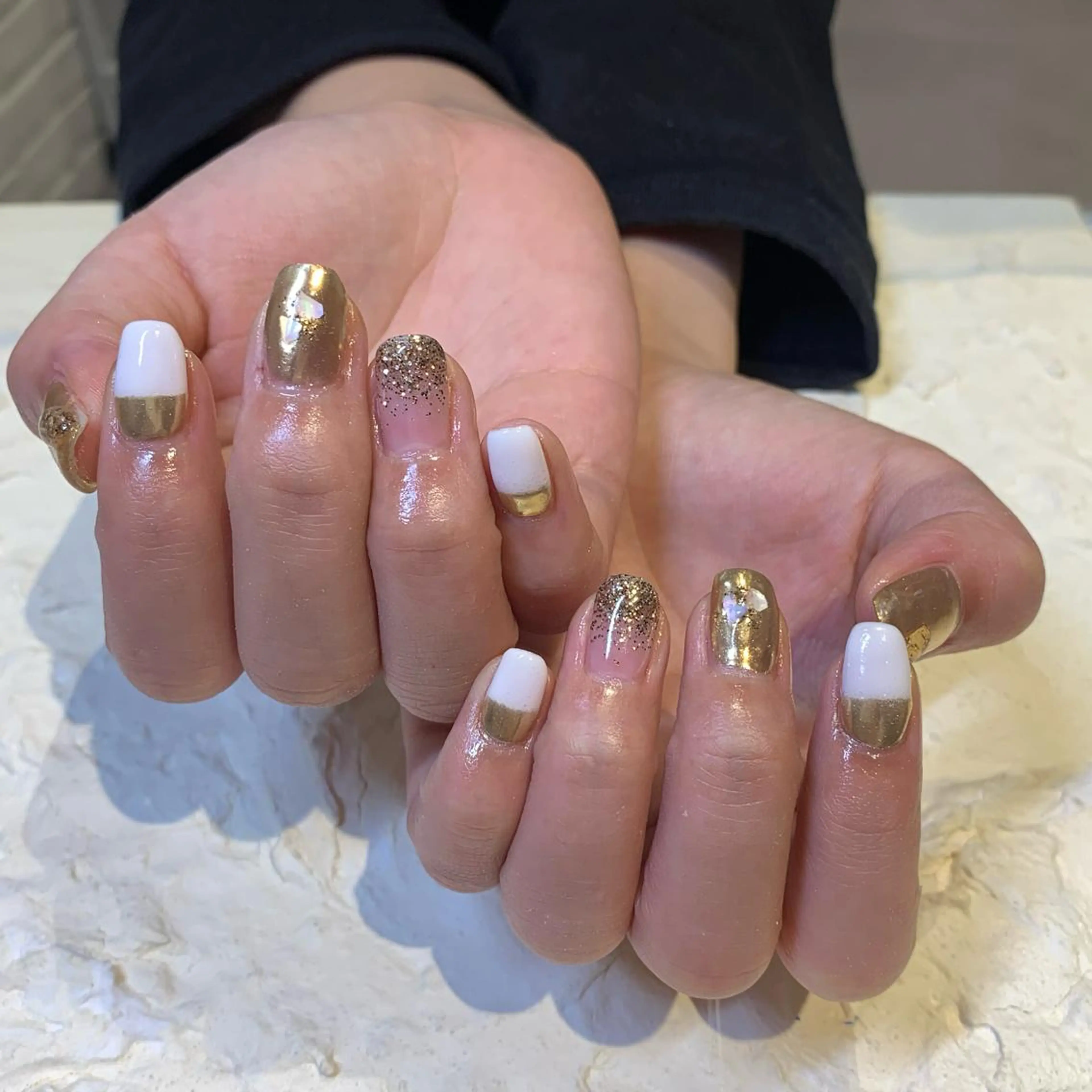 ネイル ホワイト マキノ ユイのネイルデザイン