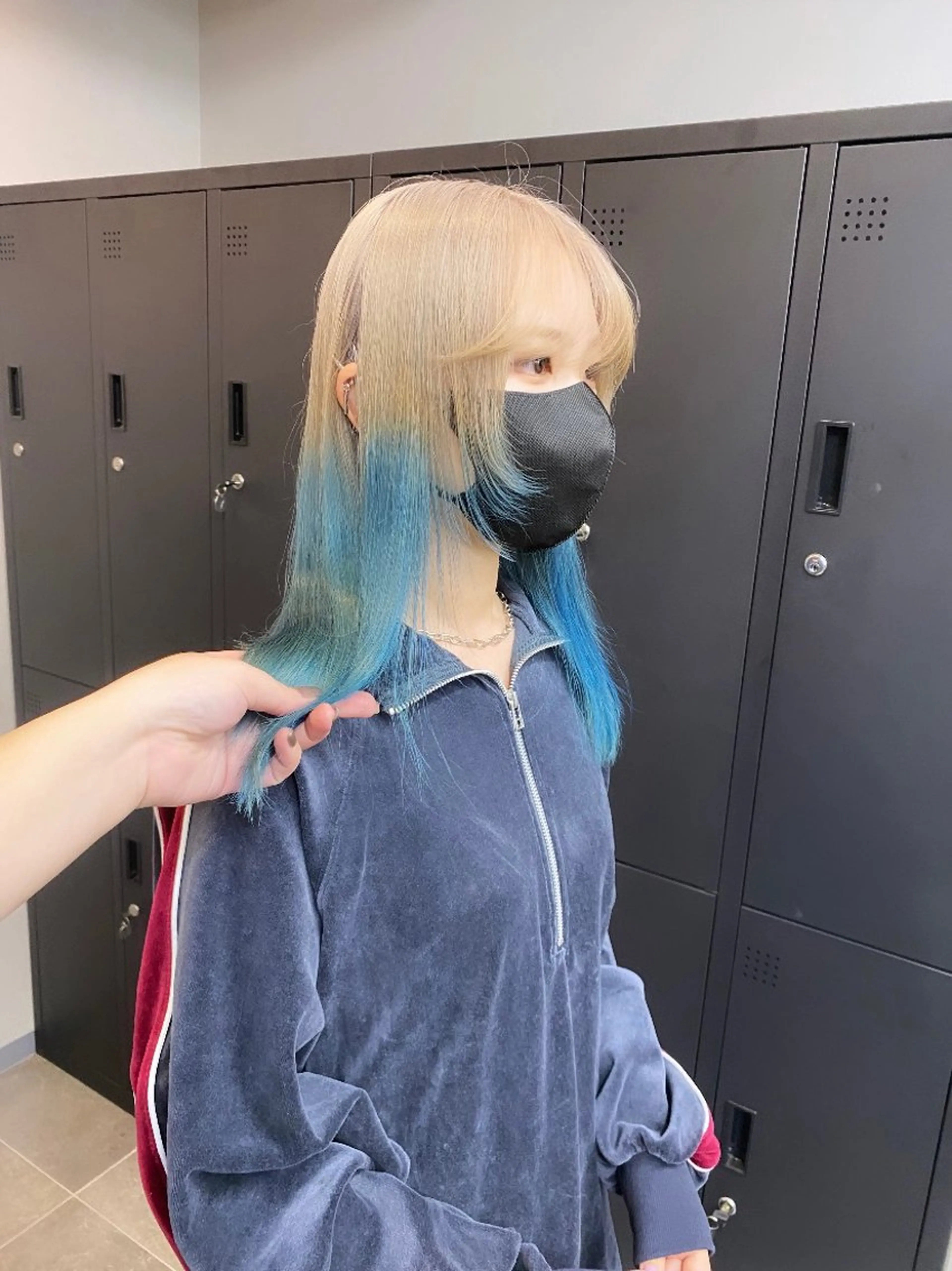 セミロング maco 艶感ハイトーン🦋のヘアスタイル