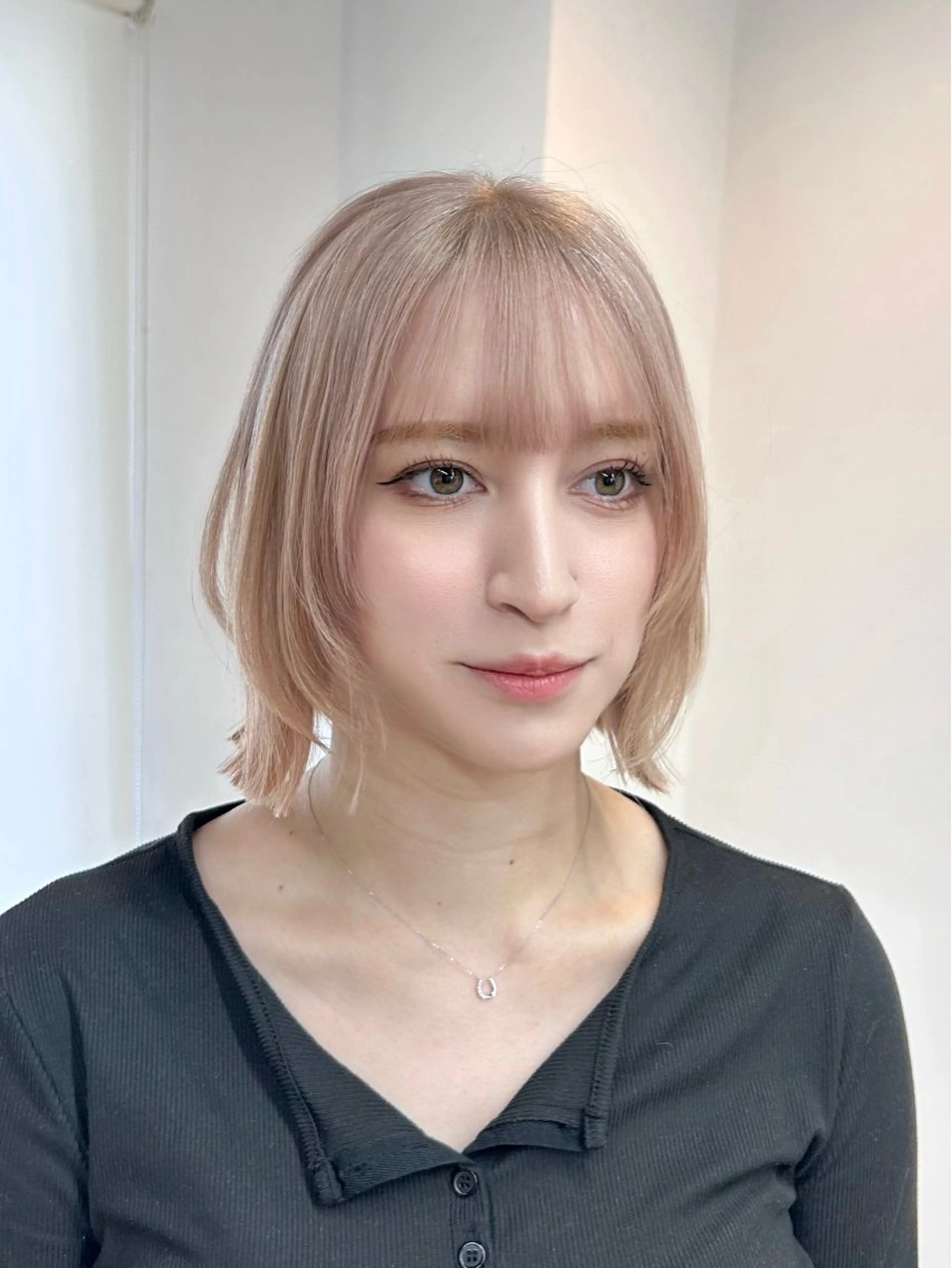 ミディアム カラー ベージュカラー ホワイトベージュ カット ヘアカラー トリートメント 艶カラー/レイヤー/ ハイトーン/まなみのヘアスタイル