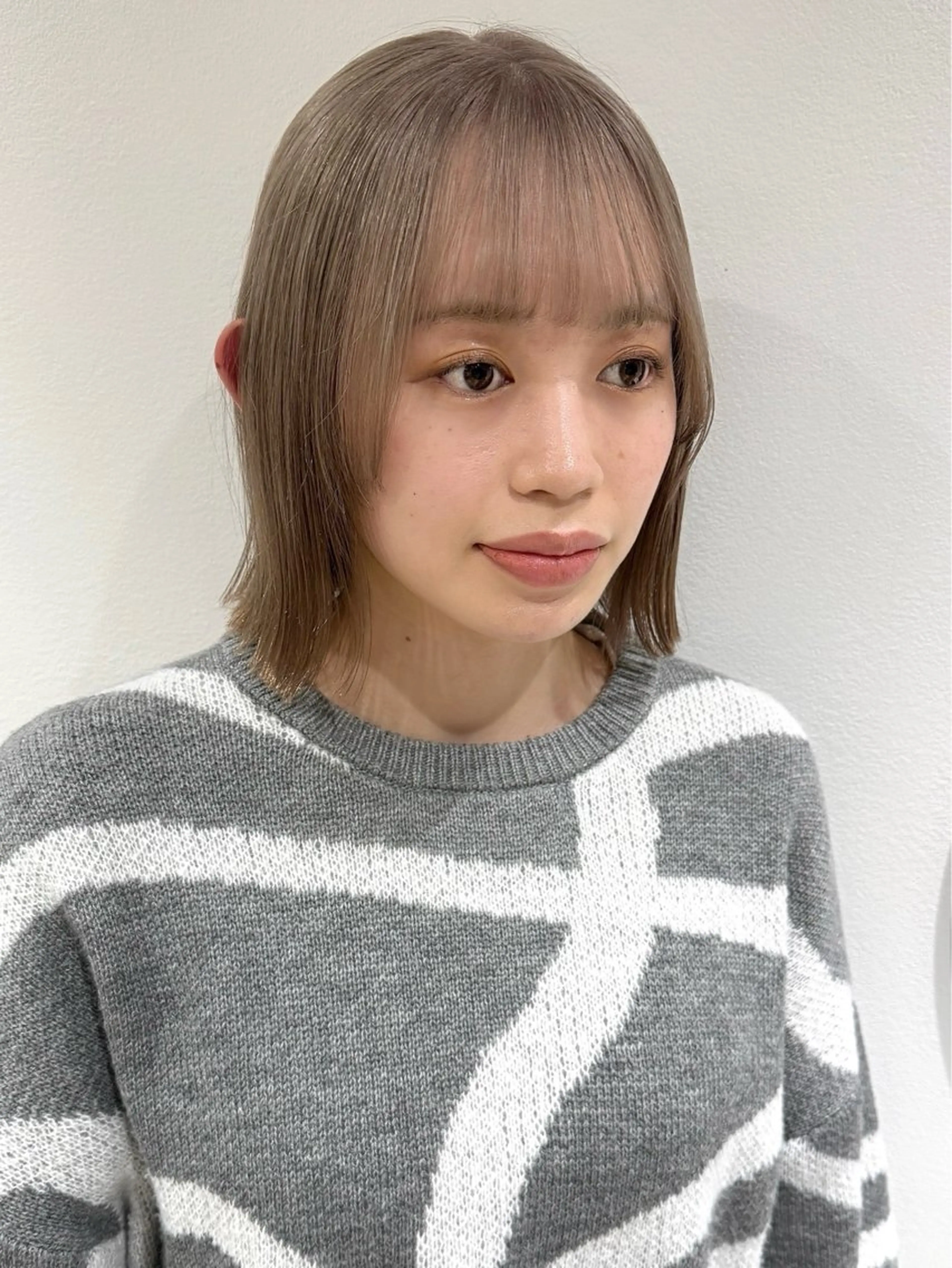 ミディアム カラー 切りっぱなしボブ ベージュカラー ブリーチ ダブルカラー グレージュ カット ヘアカラー トリートメント saki🌼ボブ× 透明感カラー🌼のヘアスタイル