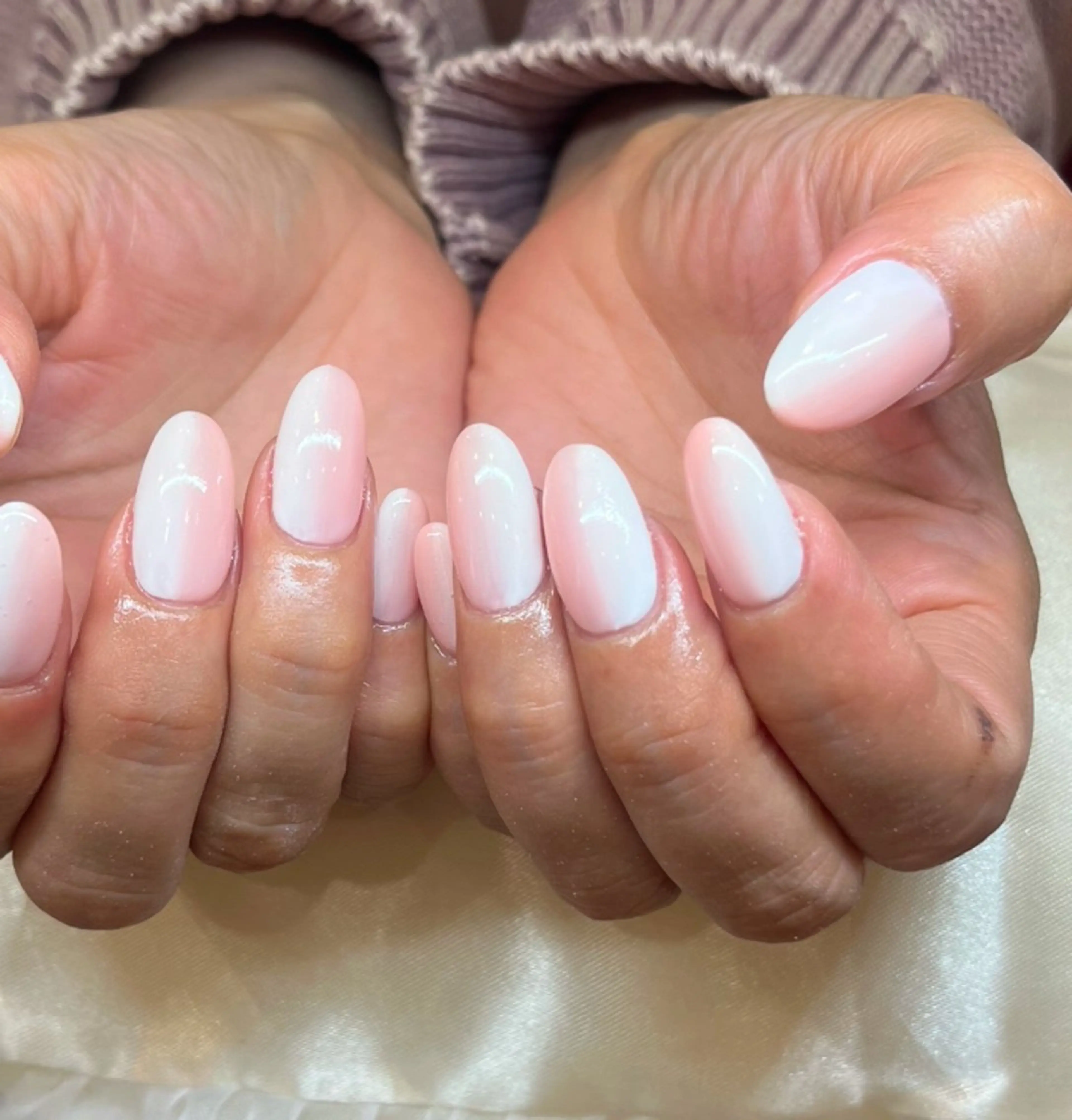 ネイル グラデーション ピンク ホワイト 🎀Earth chihiro🤍のネイルデザイン