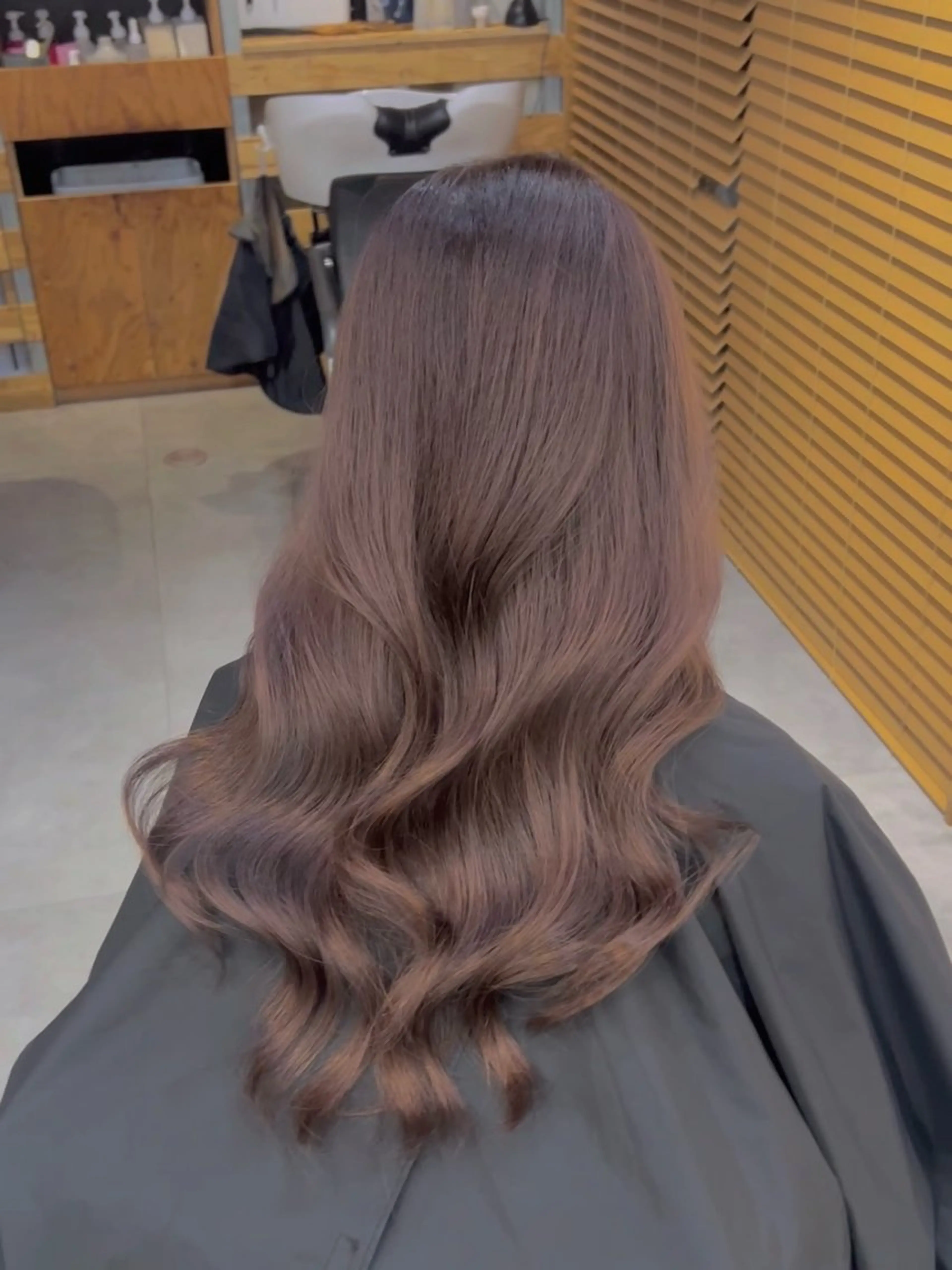 ロング カラー パーマ アッシュ アッシュグレー アッシュグレージュ ベージュカラー 黒髪 カット ヘアカラー トリートメント akira｜ 透明感ベージュ｜梅田のヘアスタイル