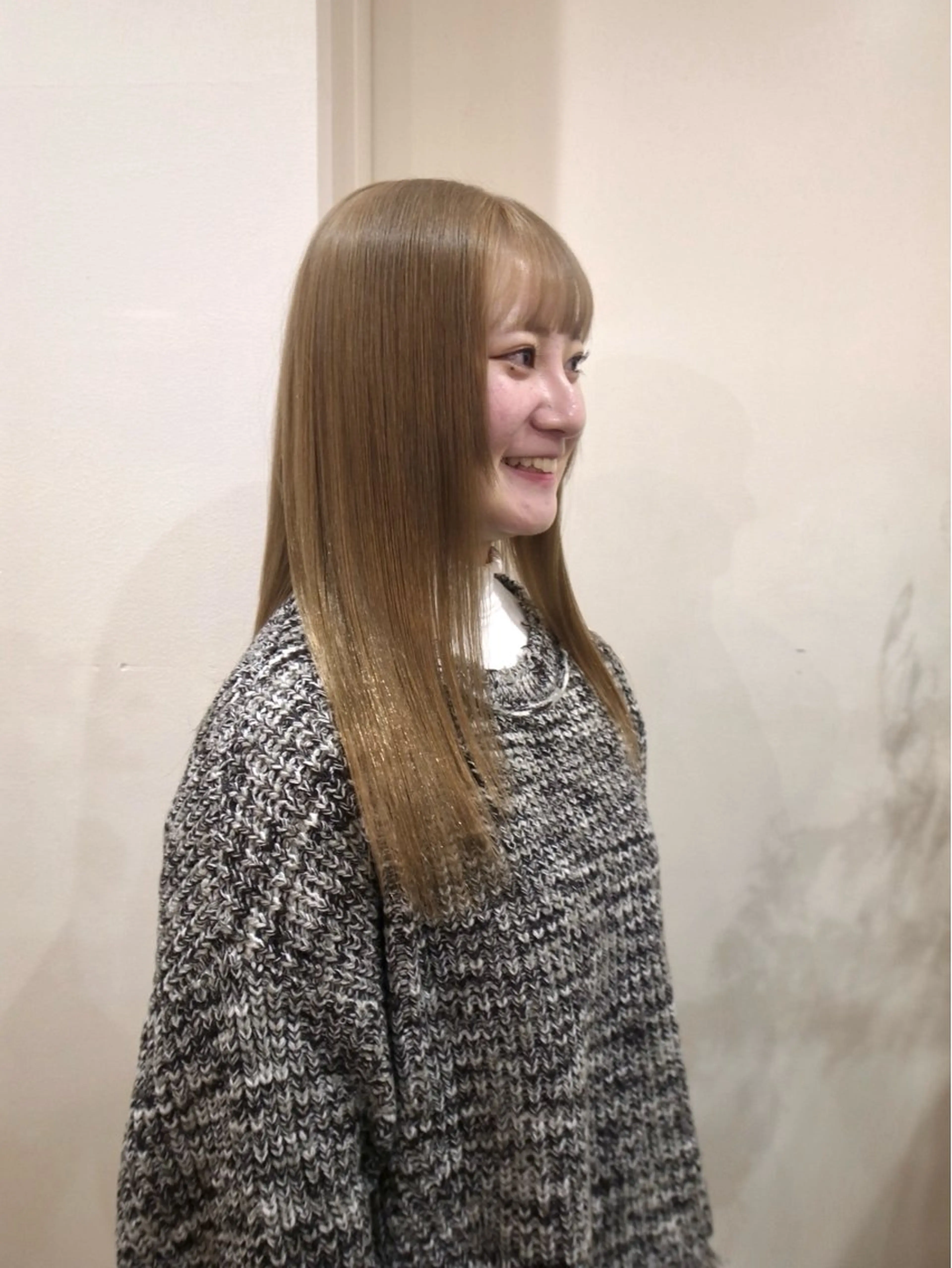 セミロング モモコ/ブリーチ/ ミルクティカラーのヘアスタイル