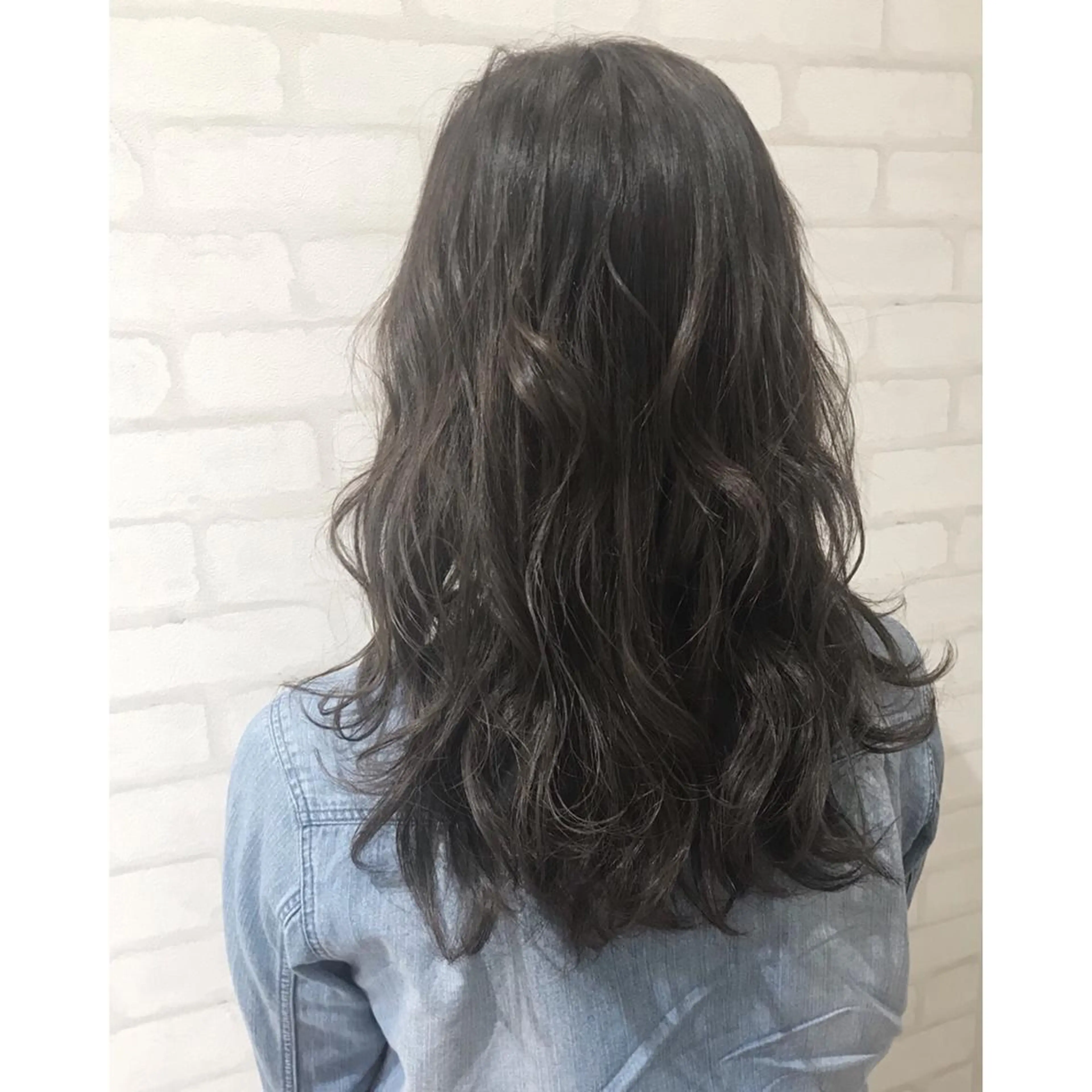 セミロング カラー パーマ アッシュ アッシュグレー アッシュグレージュ グレージュ イルミナカラー 高木 麻知子のヘアスタイル