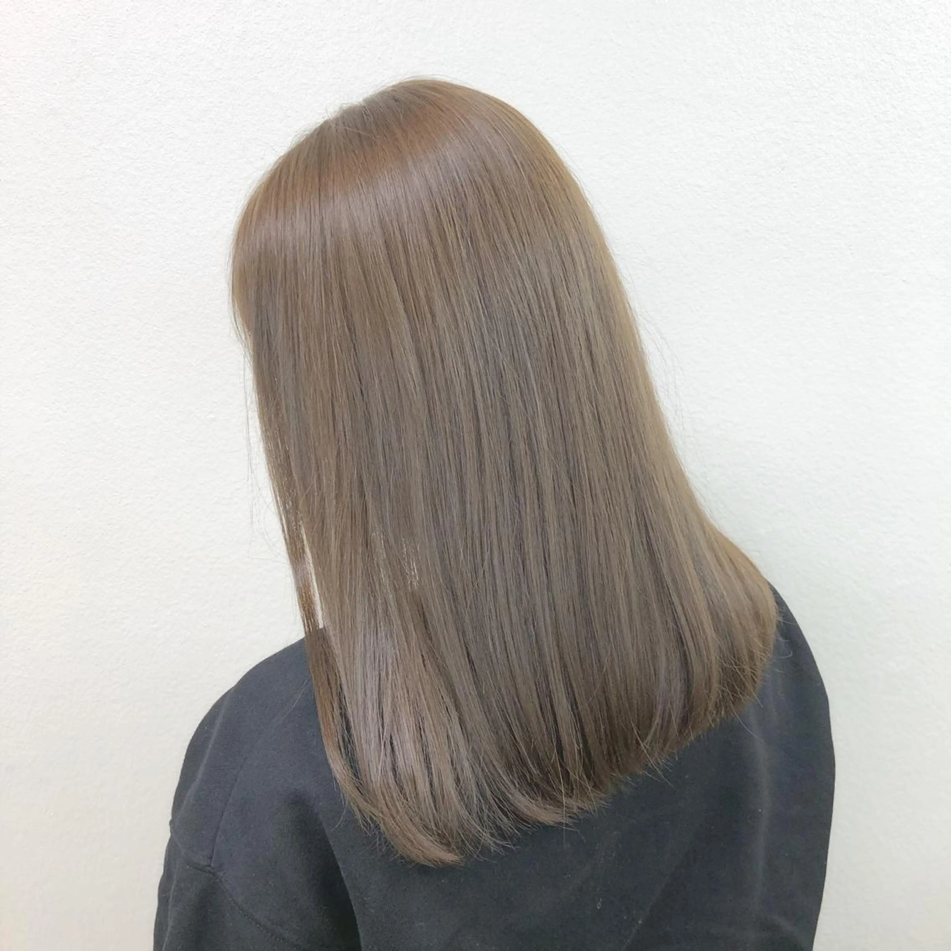 ミディアム カラー ベージュカラー レイヤーカット 透明感カラーのヘアスタイル