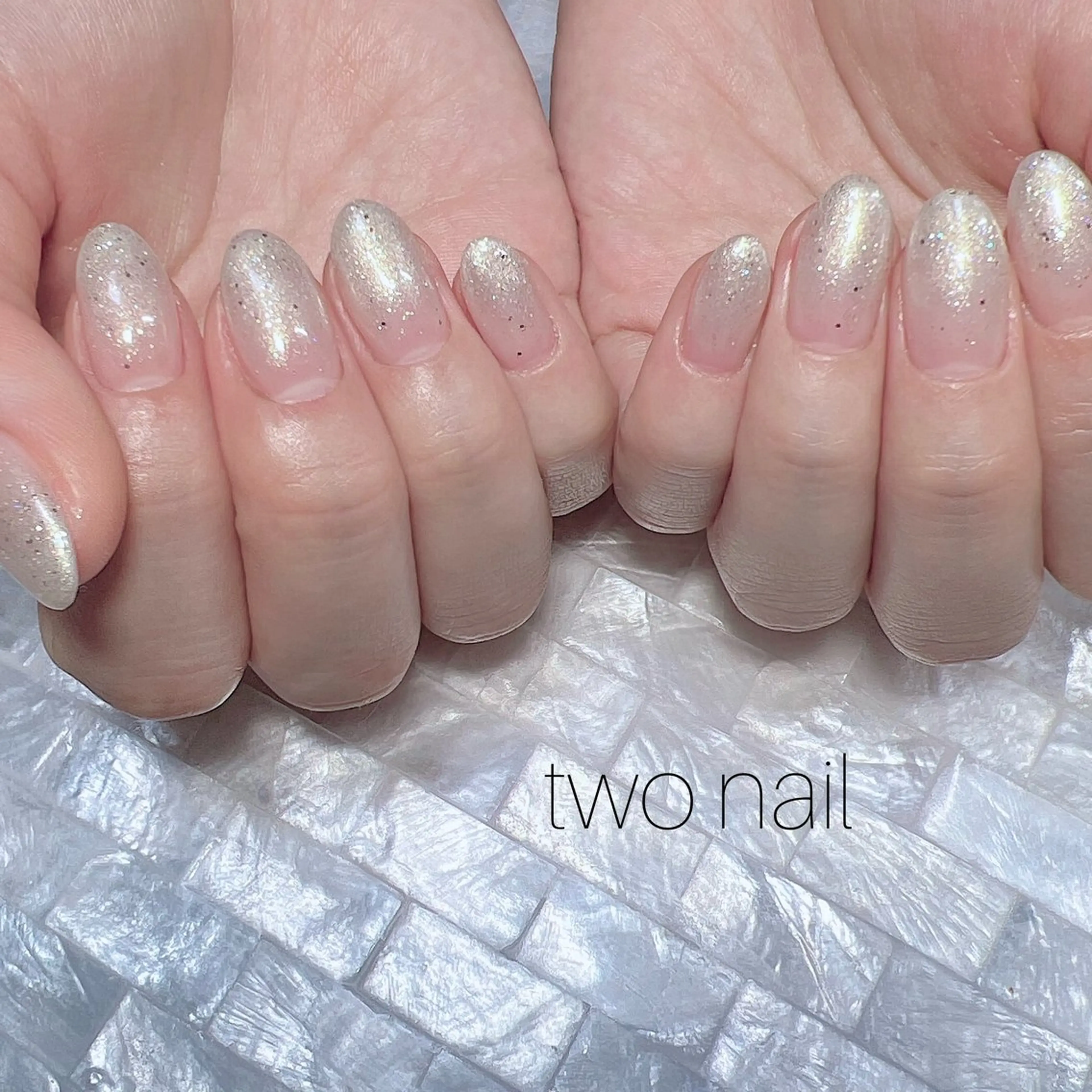 ネイル キラキラネイル ネイルチップ ホワイト ハンドネイル two nailのネイルデザイン