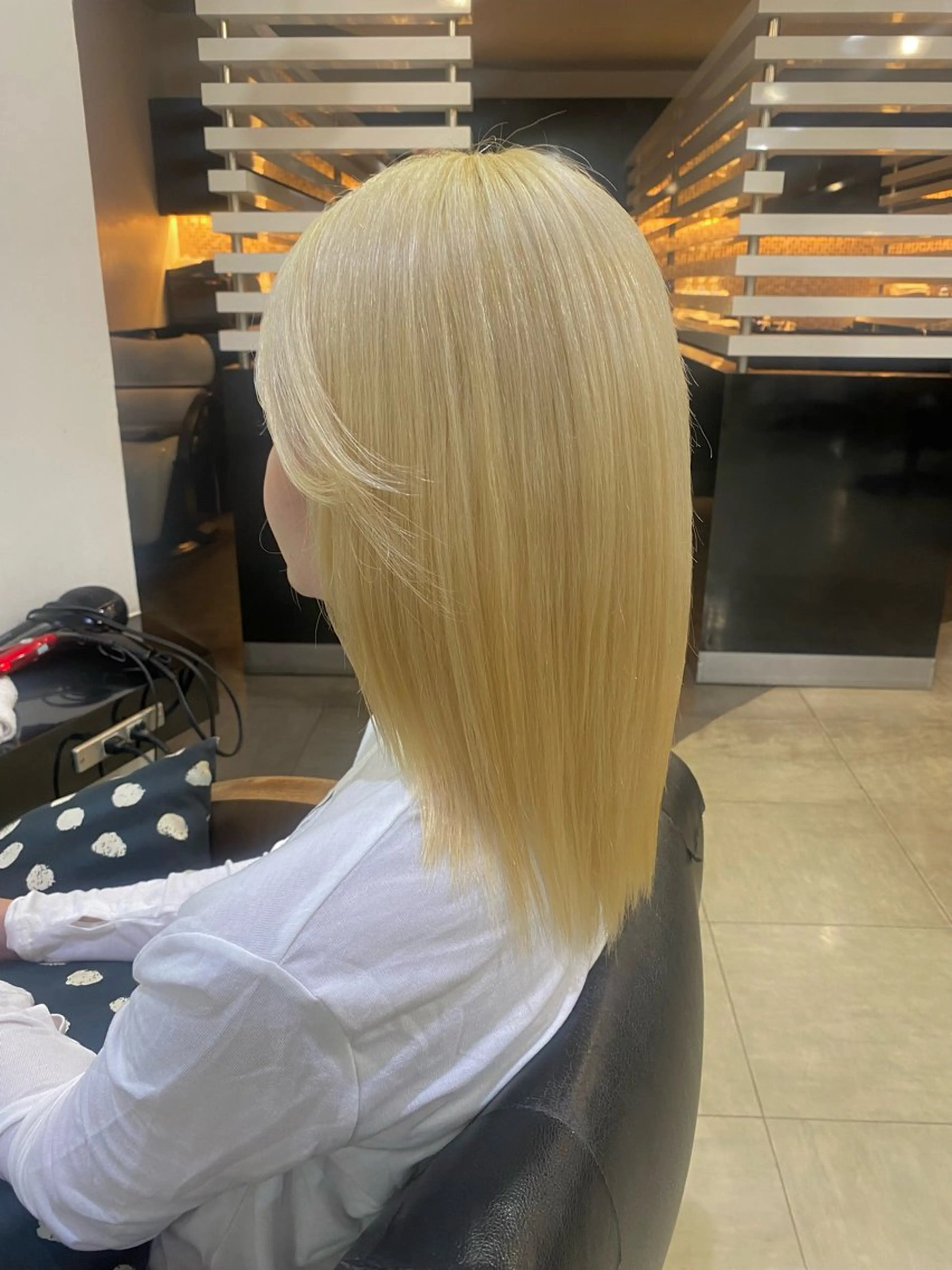 セミロング カラー ヘアアレンジ ブロンド 烏山 達也のヘアスタイル