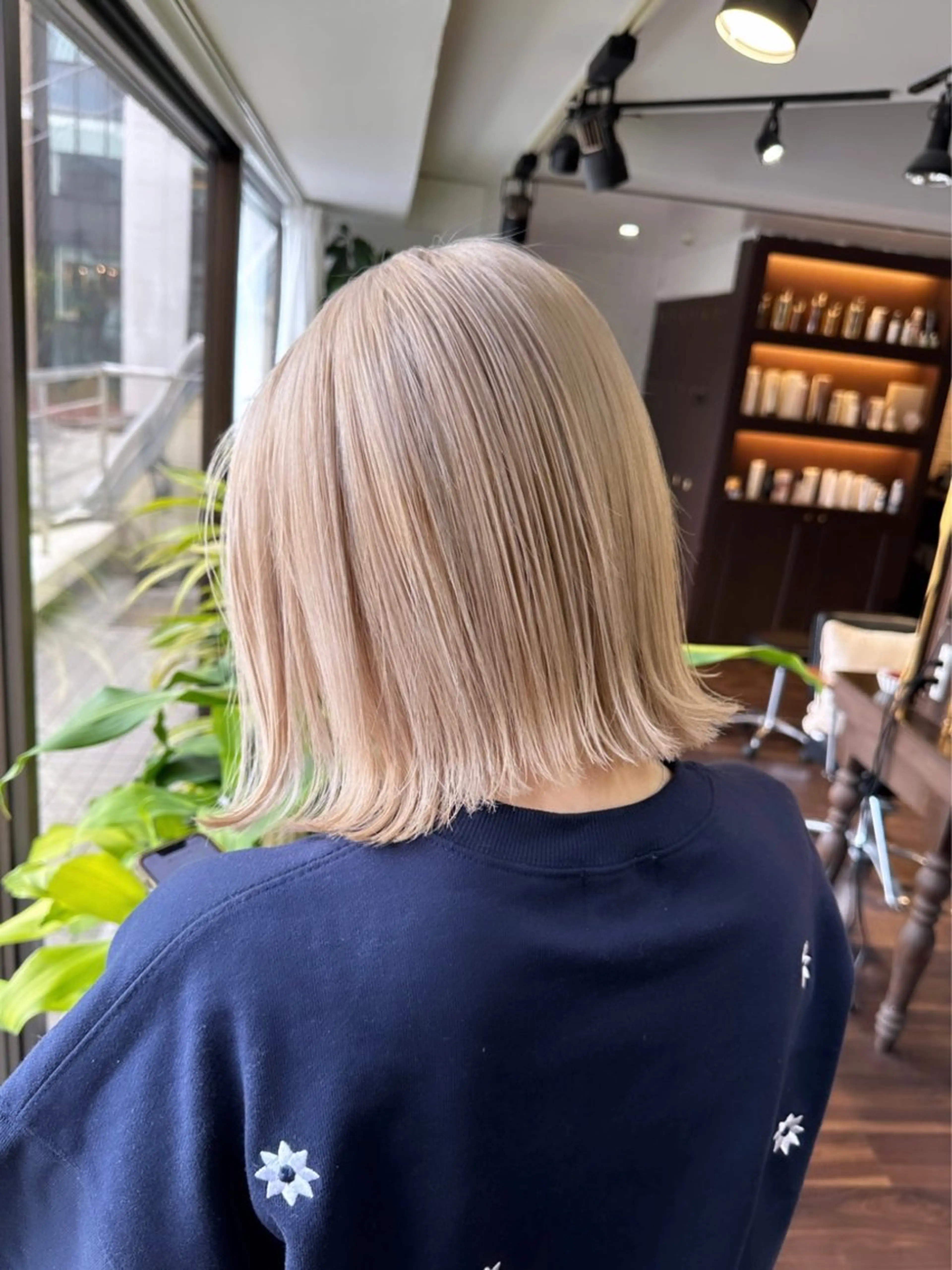 ミディアム カラー ヘアアレンジ ベージュカラー ブリーチ イヤリングカラー ハイトーンカラー ミルクティーベージュ カット ヘアカラー トリートメント 髪質改善/レイヤー 縮毛矯正/ケラチン耀のヘアスタイル