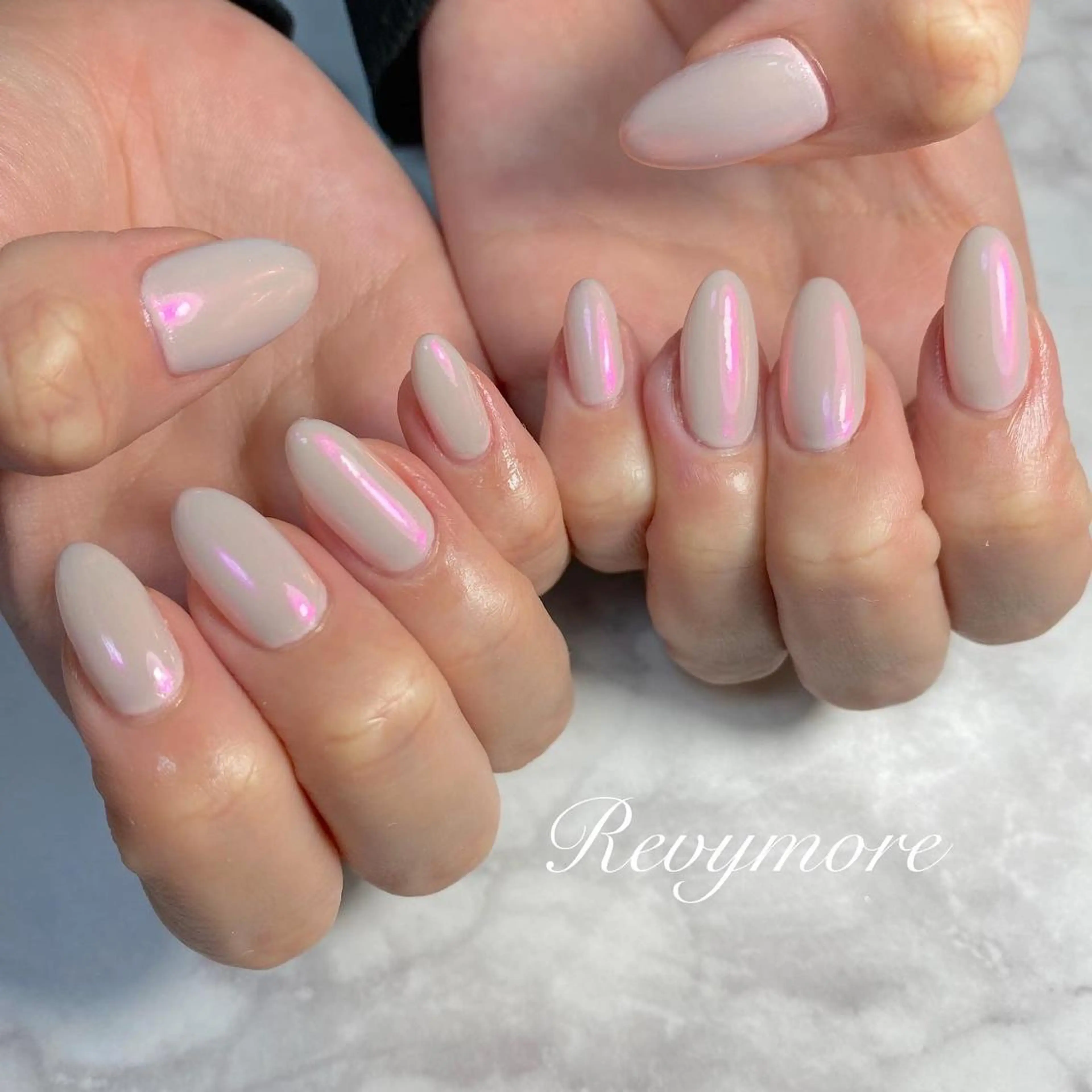 ミディアム ネイル 韓国風ヘア オーロラネイル ジェルネイル キラキラネイル 韓国ネイル nail salon Revymoreのネイルデザイン