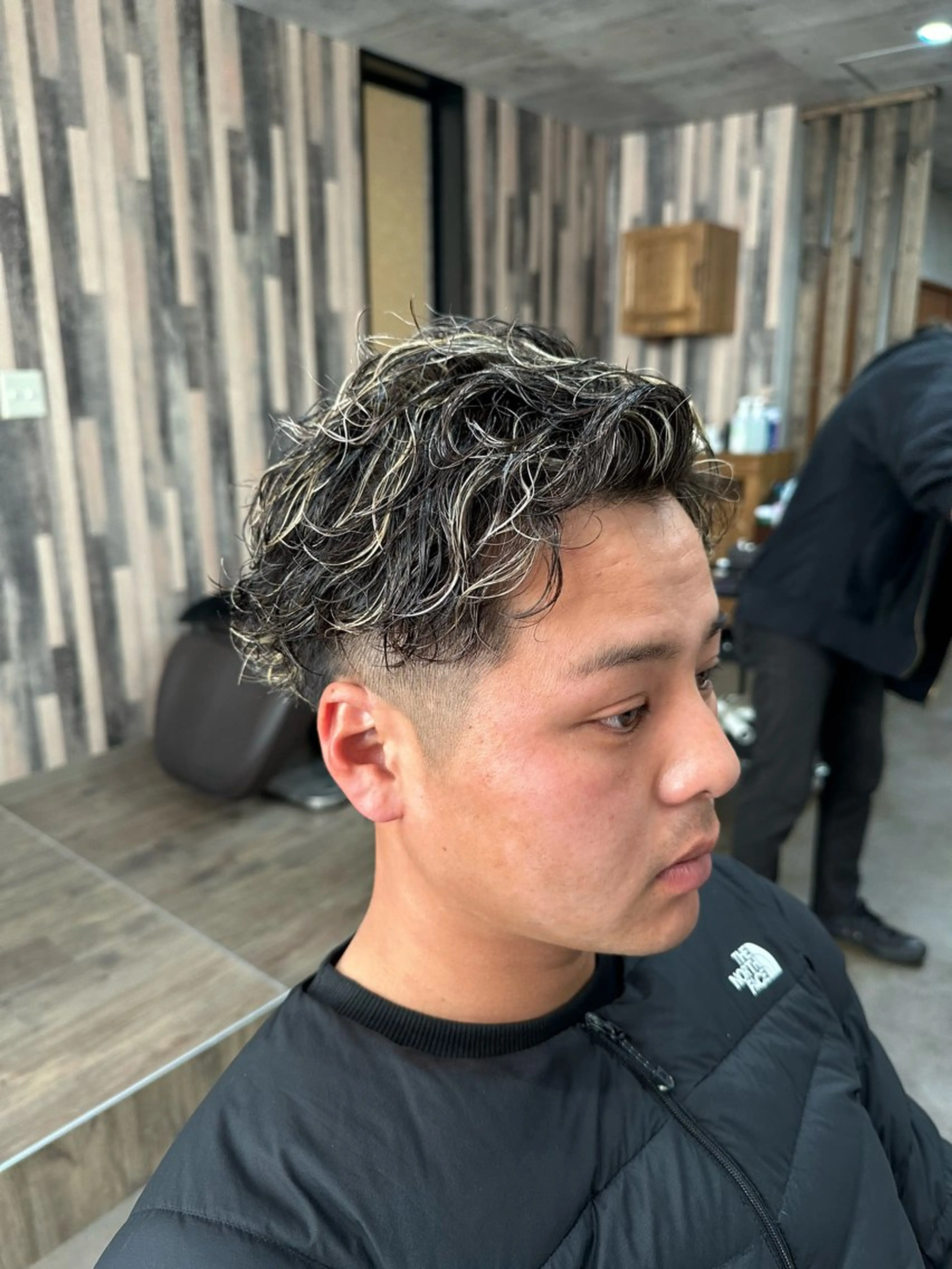 ショート パーマ メンズ メンズハイライト メンズパーマ ハイライト ユウ🪄 パーマ指名No1のヘアスタイル