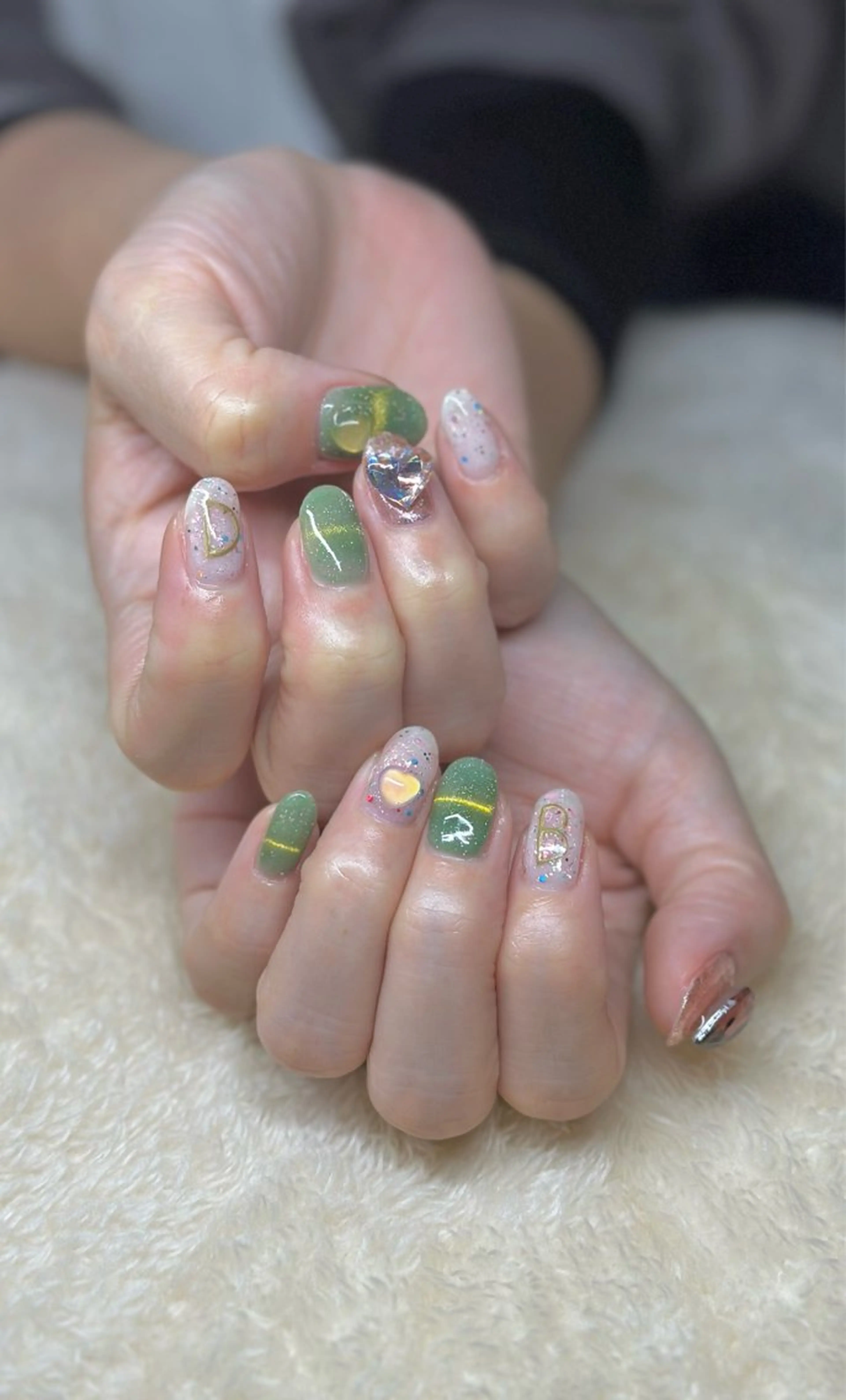 マグネット、フラッシュジェルも可能　小さいパーツはつけ放題できます　片手に2本まで大きなパーツ⚪︎ 甘皮処理オフ代込みの写真