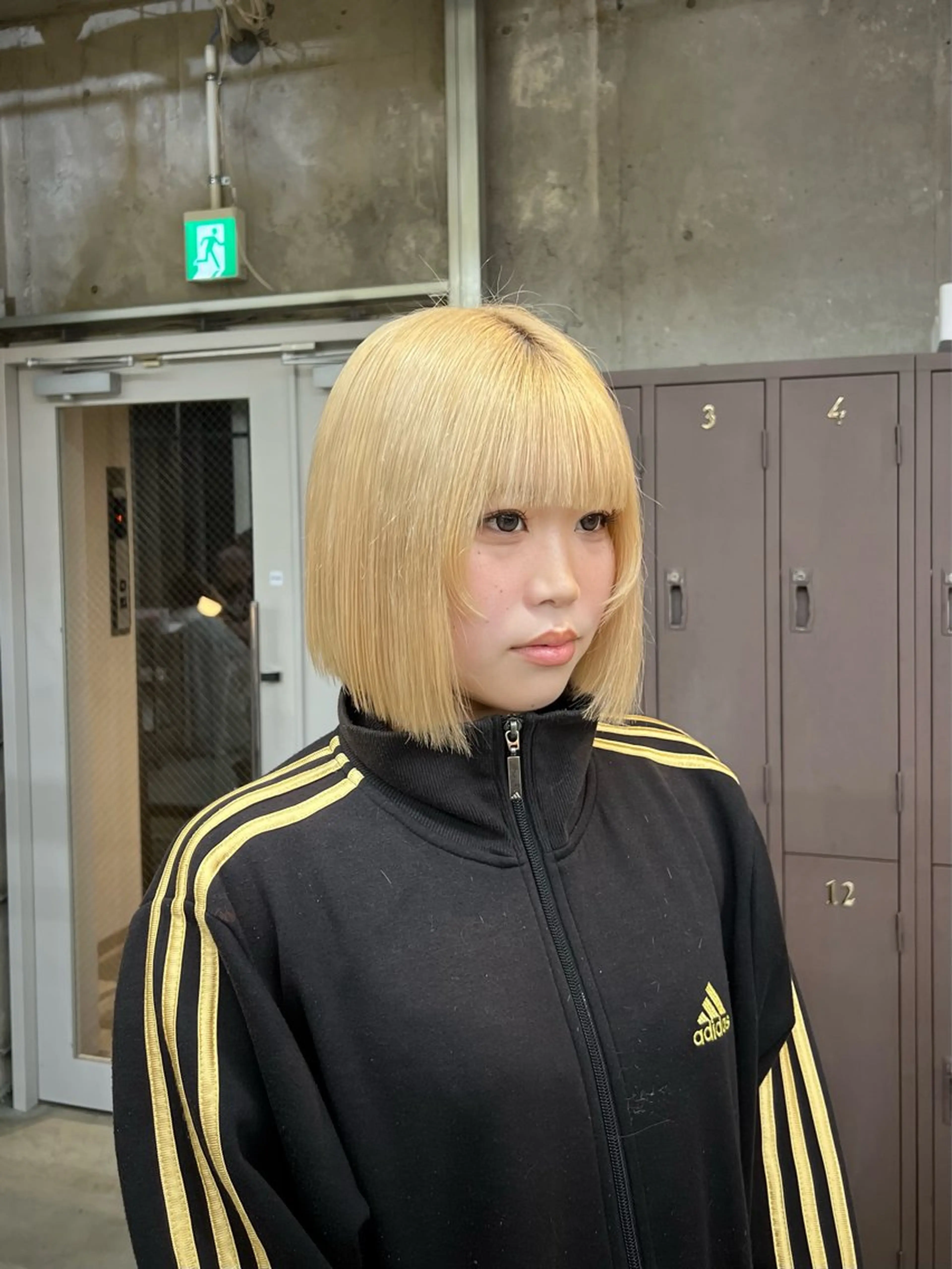 ミディアム カラー ハイトーンカラー ボブ 顔周りカット レイヤーカット カット ヘアカラー azumi/ボブ/暖 色/オリーブ/縮毛のヘアスタイル