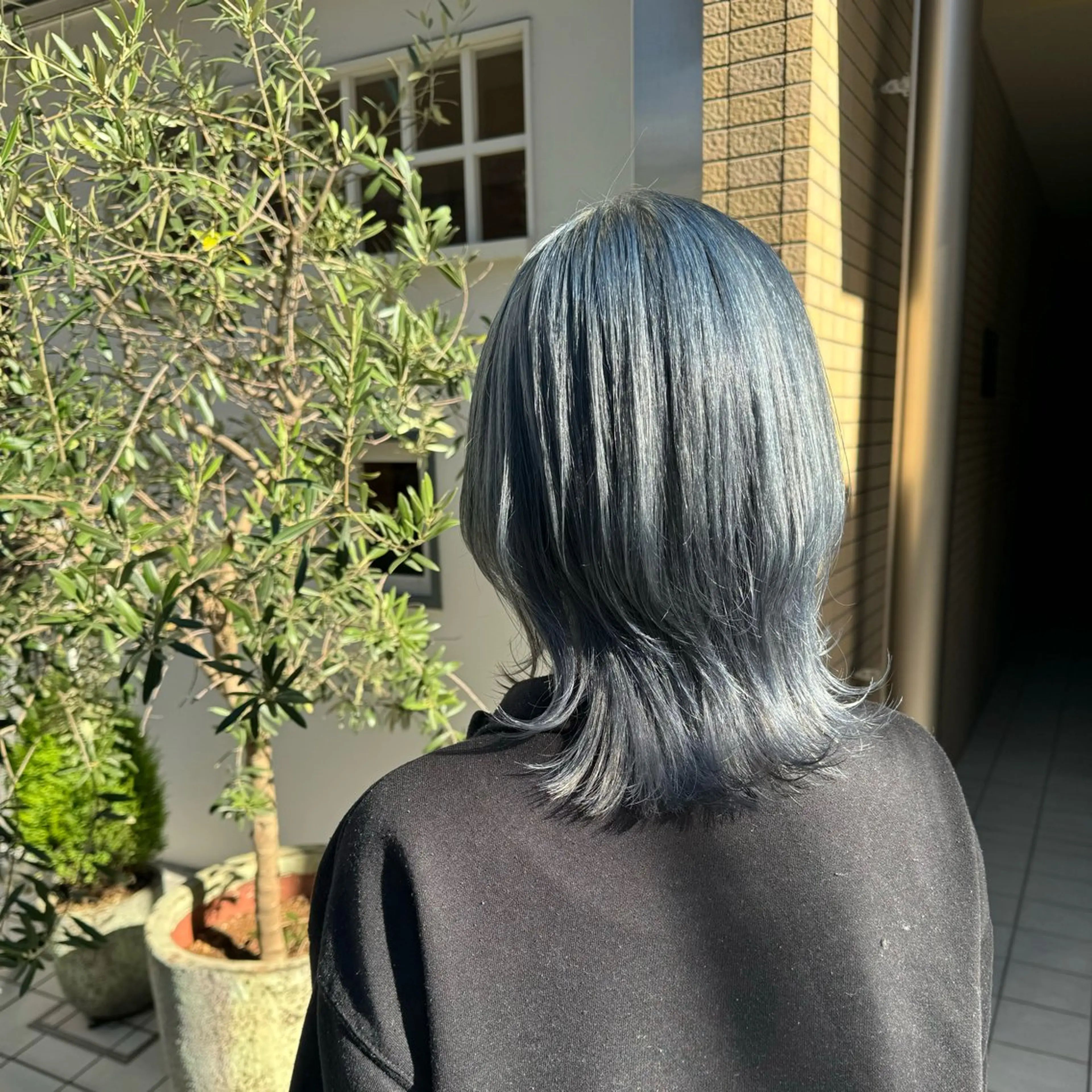 ミディアム 草野ゆずき⌇縮毛矯正 ⌇Wカラー⌇レイヤーのヘアスタイル