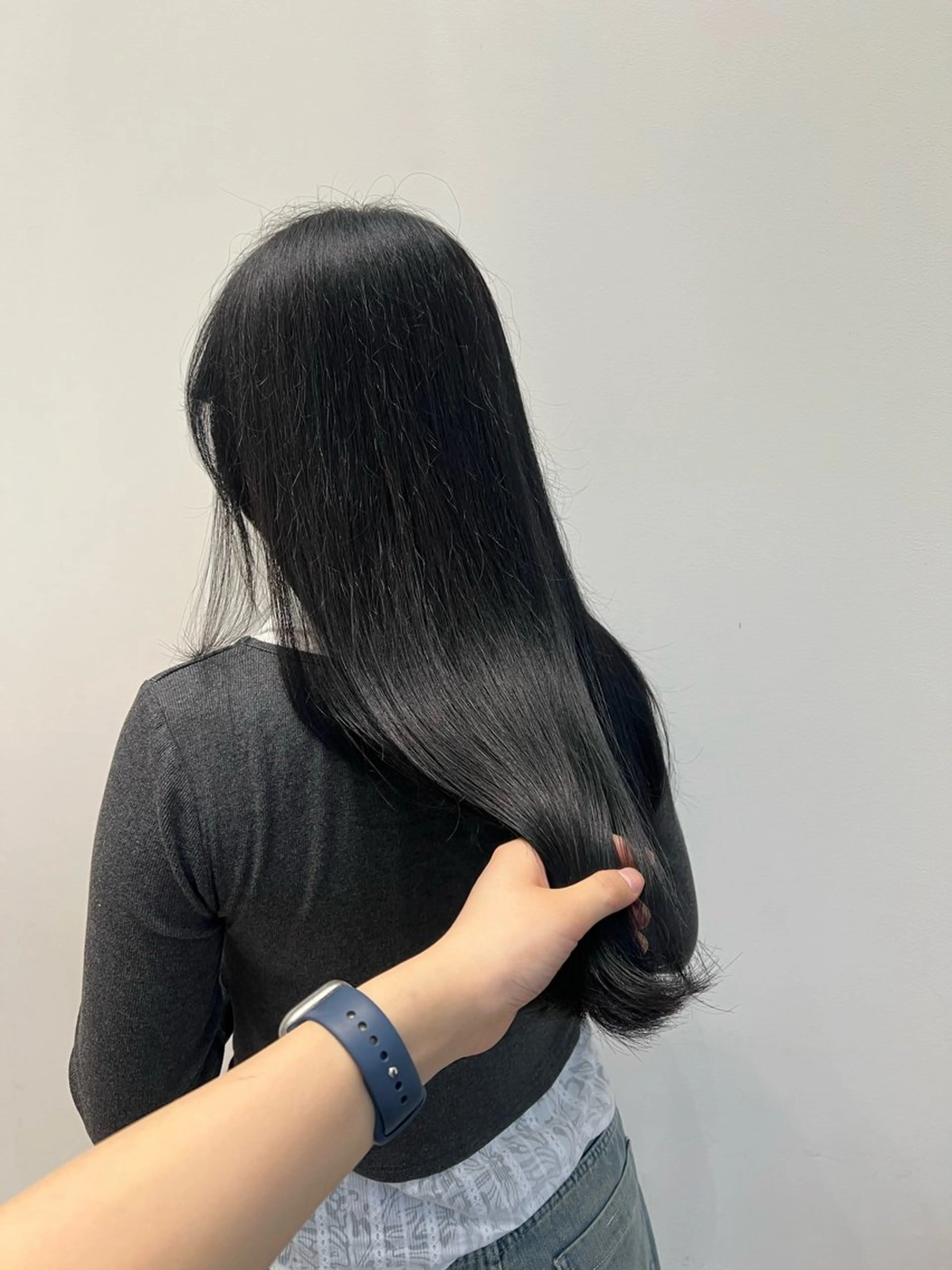 ロング カラー アッシュ カット ヘアカラー トリートメント 黒阪 なみのヘアスタイル