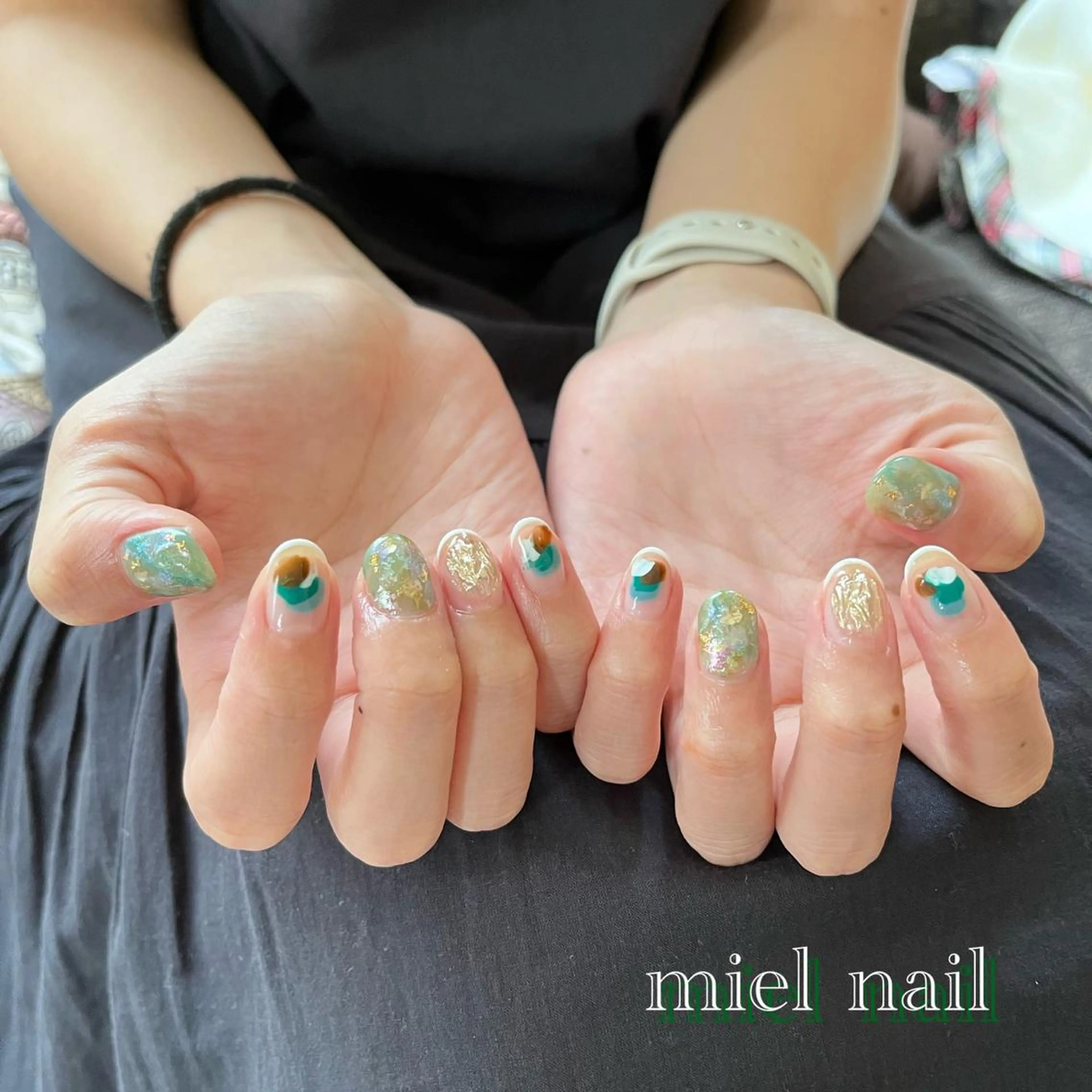ネイル ゴールド グリーン ニュアンスネイル ハンドネイル miel nailのネイルデザイン
