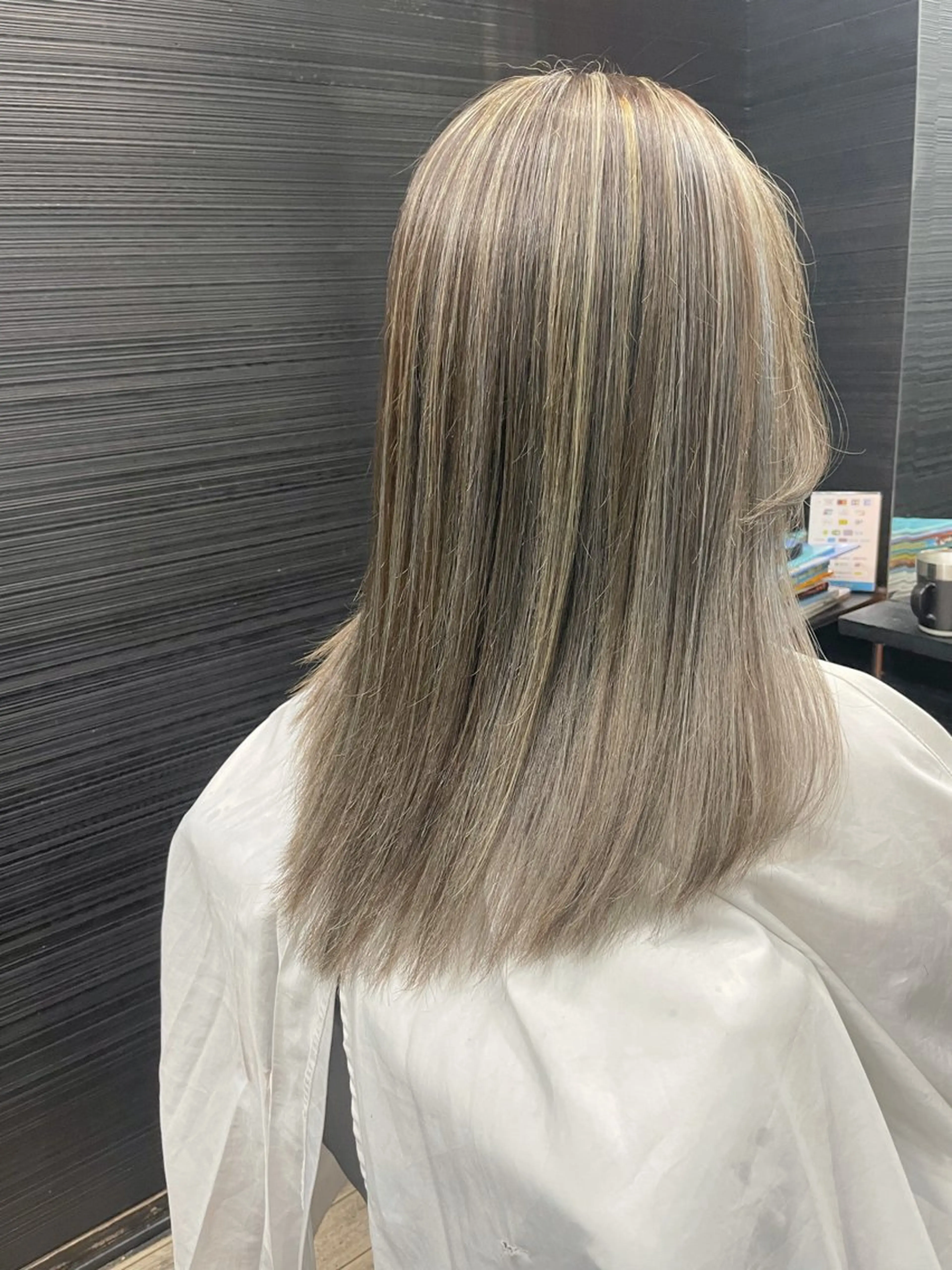 セミロング カラー ハイライトカラー シルバー ハイライト ヘアカラー トリートメント 山本 雅由のヘアスタイル