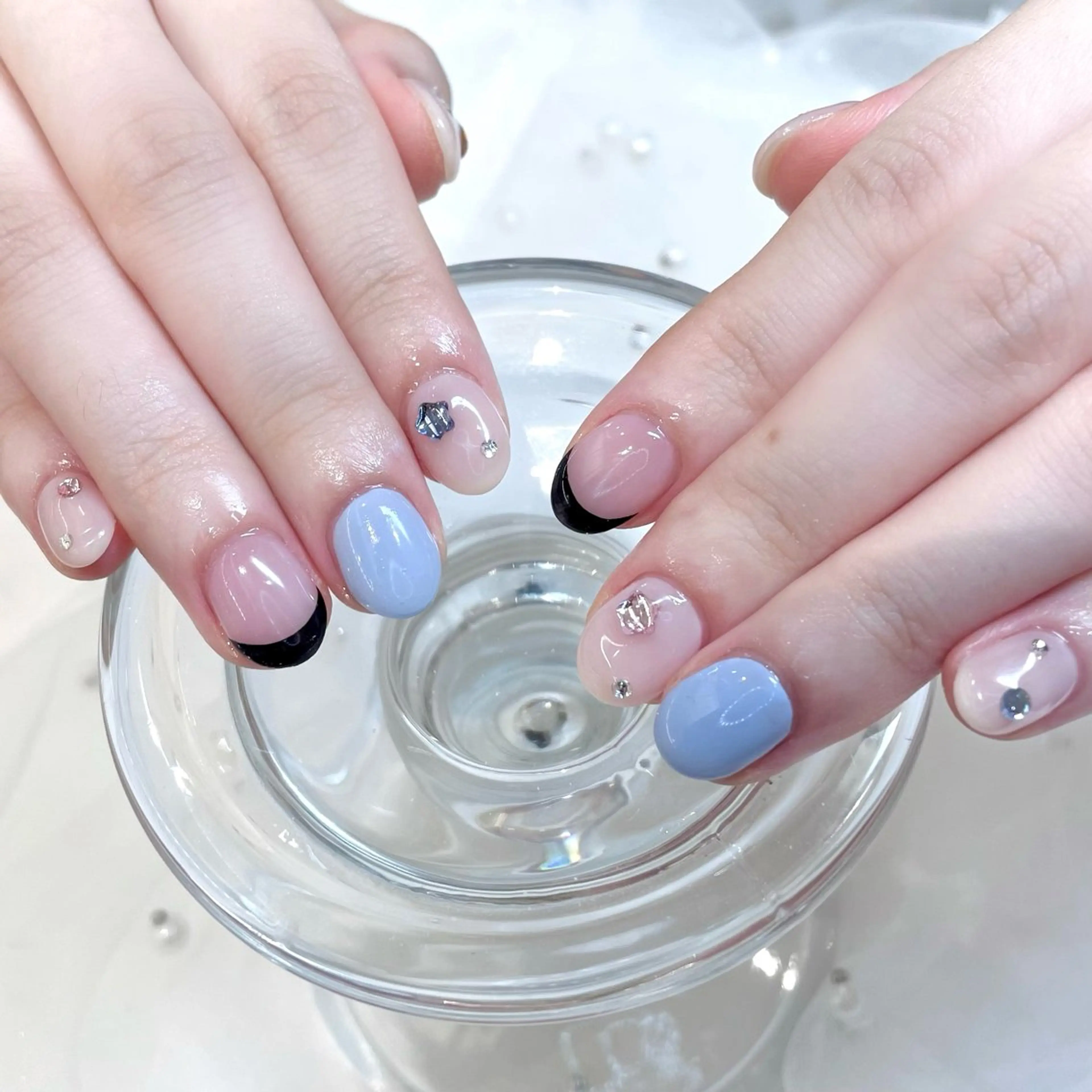 ネイル フレンチネイル キラキラネイル 水色 ハンドネイル Tsuki🌙/渋谷 /パラジェルのネイルデザイン