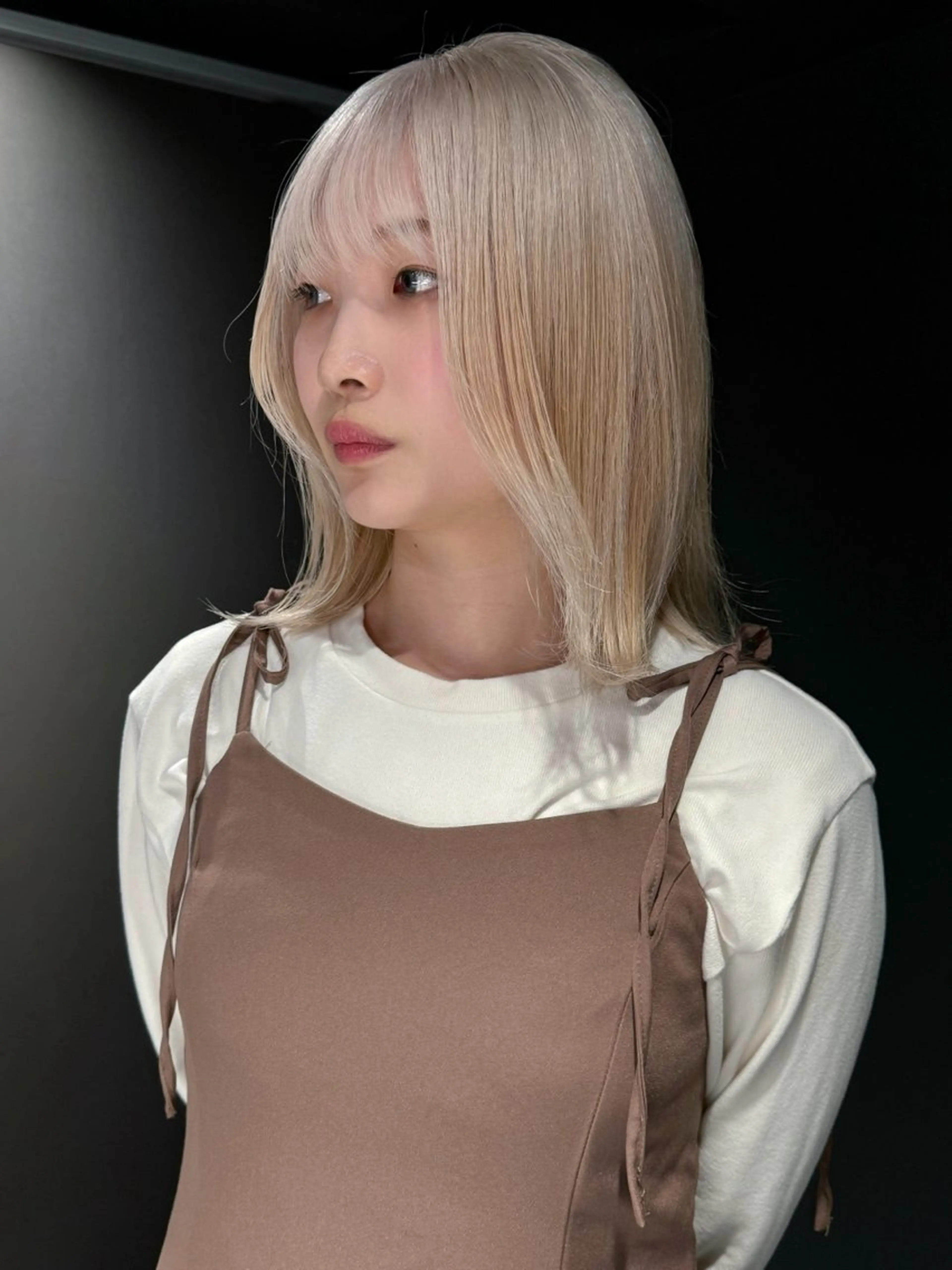 ミディアム カラー ベージュカラー ブリーチ ブロンド ホワイトベージュ ホワイトブロンド NORA　CYNDY所属・砂川 航のヘアスタイル