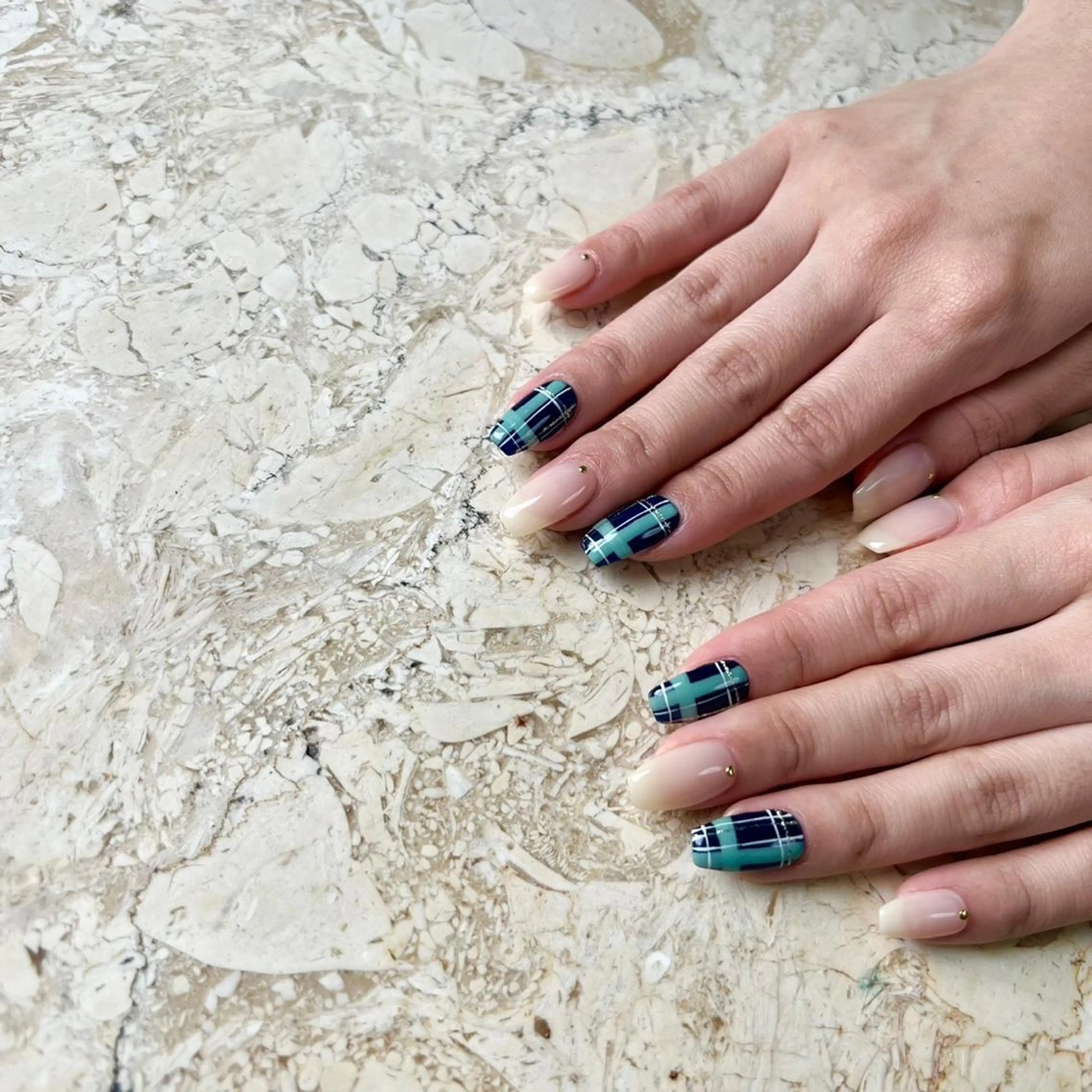 ネイル アートネイル ジェルネイル 韓国ネイル ミラーネイル 持ち込み ハンドネイル nail salon mieux(ミュー)のマツエク・マツパデザイン