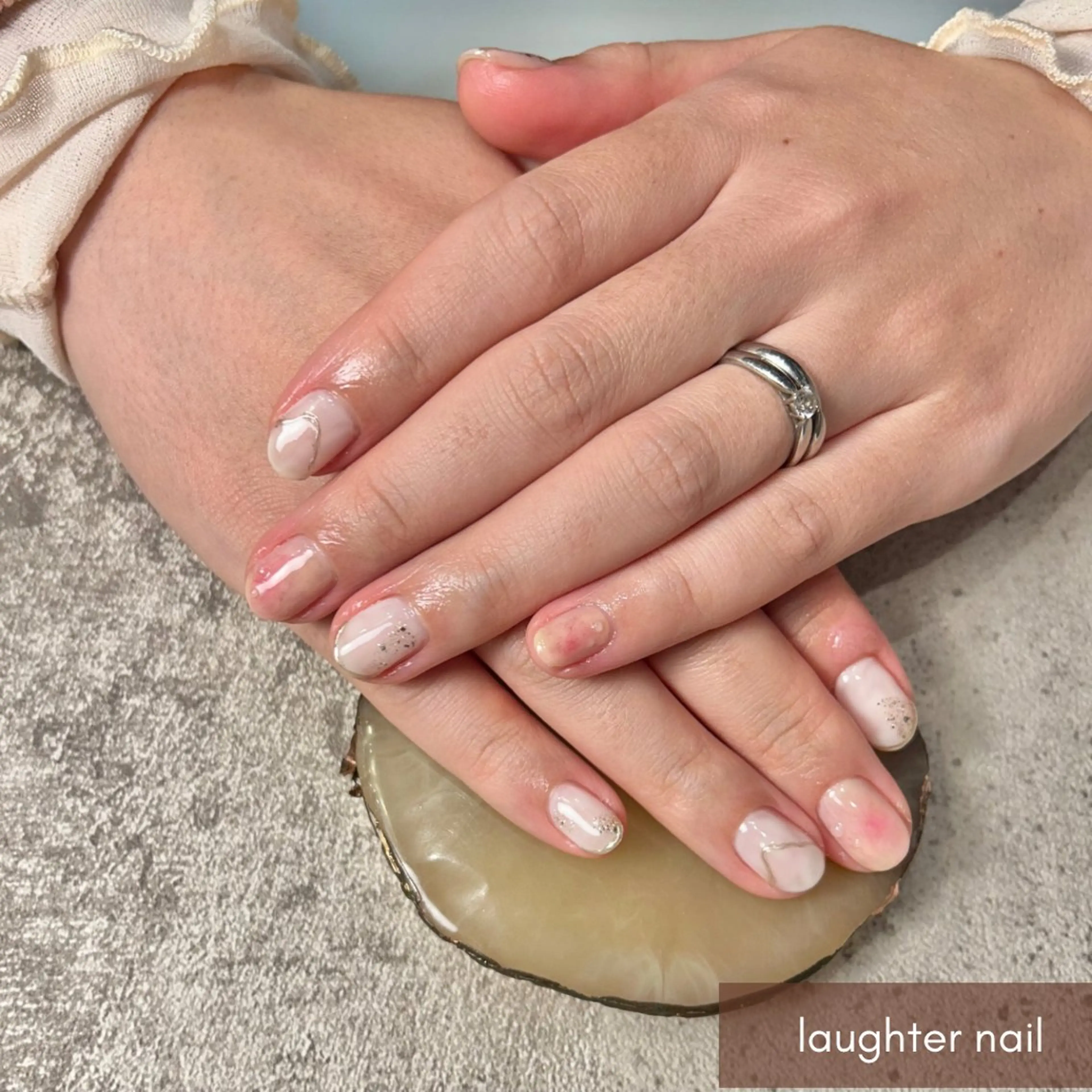 ネイル アートネイル ジェルネイル キラキラネイル ホワイト ハンドネイル laughter nailのネイルデザイン