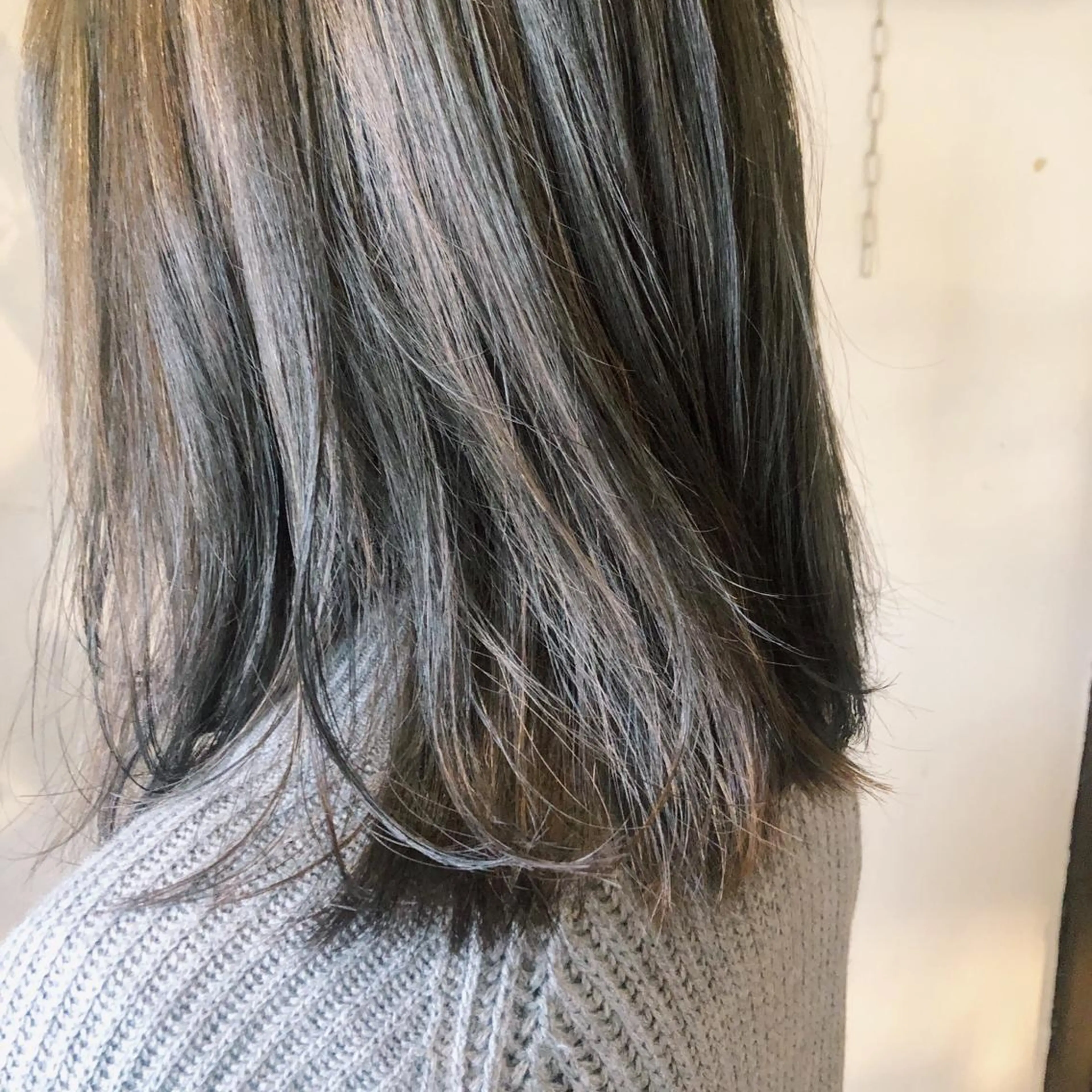 ミディアム カラー 吉川 愛美李のヘアスタイル