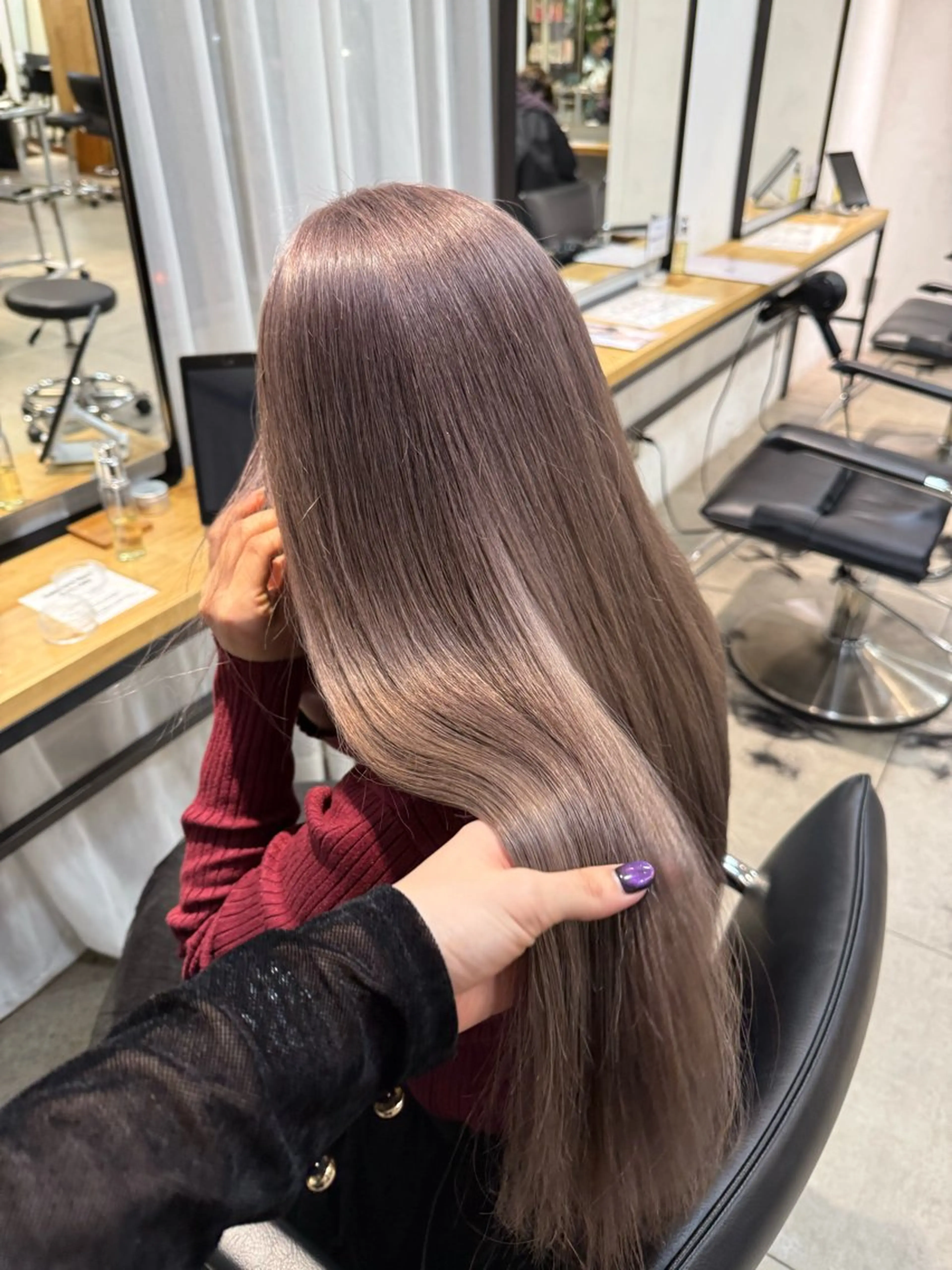ロング カラー ミルクティー× グレージュMOMOのヘアスタイル