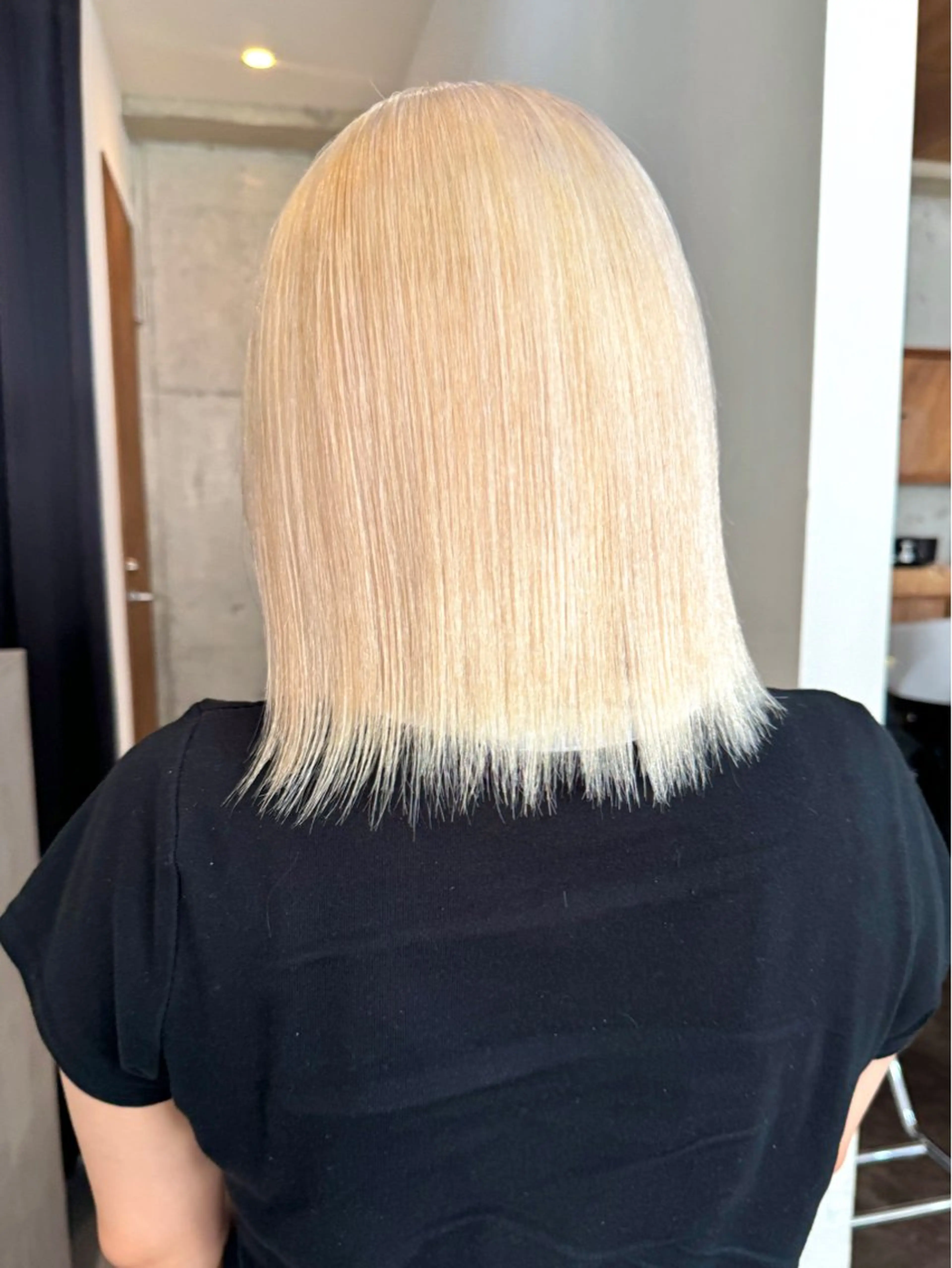 ミディアム カラー ブロンド ホワイトブロンド ヘアカラー トリートメント 切りっぱなしボブ/ ブリーチカラー/大塚のヘアスタイル